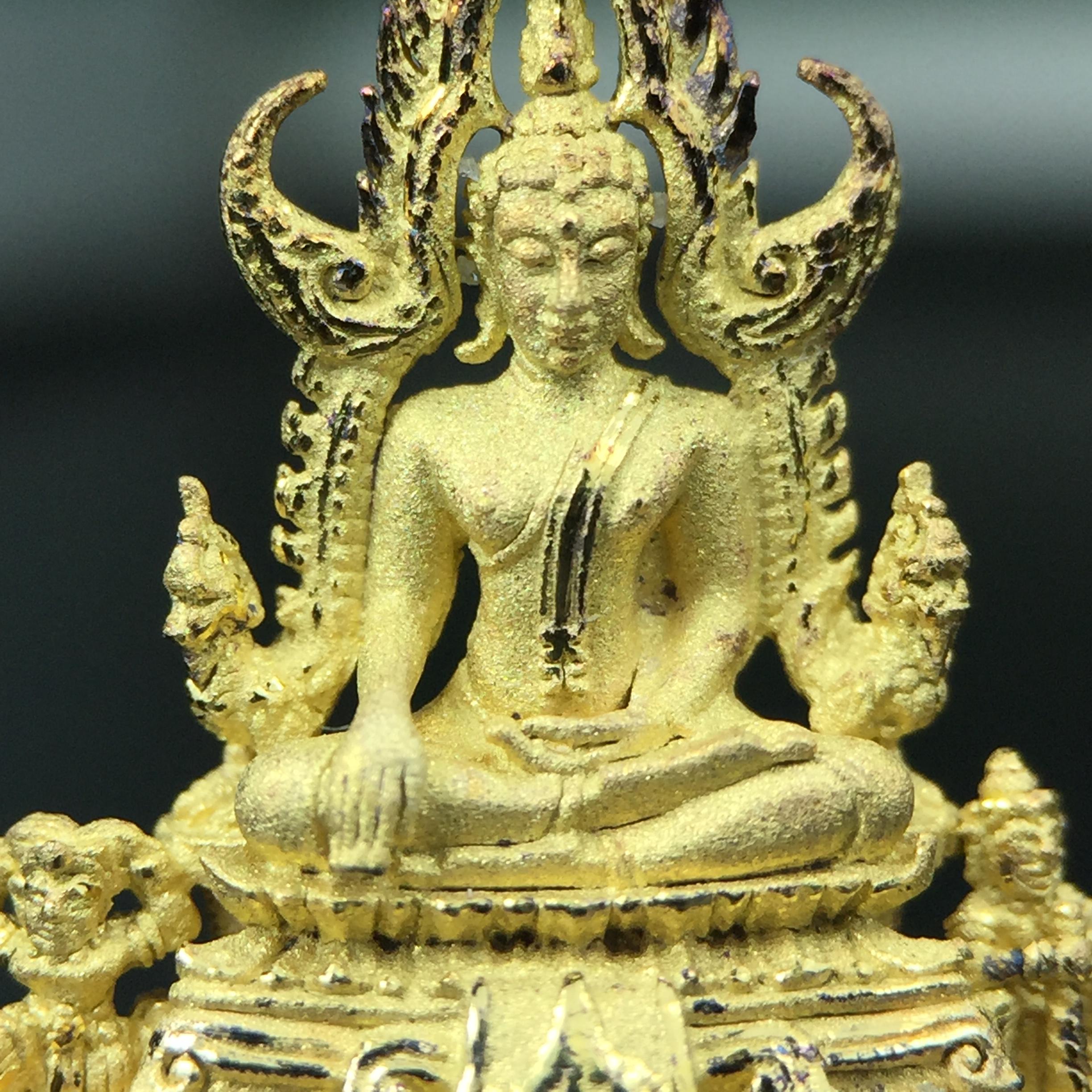 พระพุทธชินราช ภปร. ในวโรกาสพระราชพิธีมหามงคล เฉลิมพระชนมายุ6รอบ 5ธันวาคม2542 มูลนิธิพิทักษ์ดวงตาประชาชน จัดสร้าง เนื้อเงินบริสุทธิ์ 99.9% แบบชุบทองประกายเพชร 3 ไมครอน พิมพ์กลาง ขนาดสูง 2.4 ซม. พร้อมกล่องบรรจุเดิม