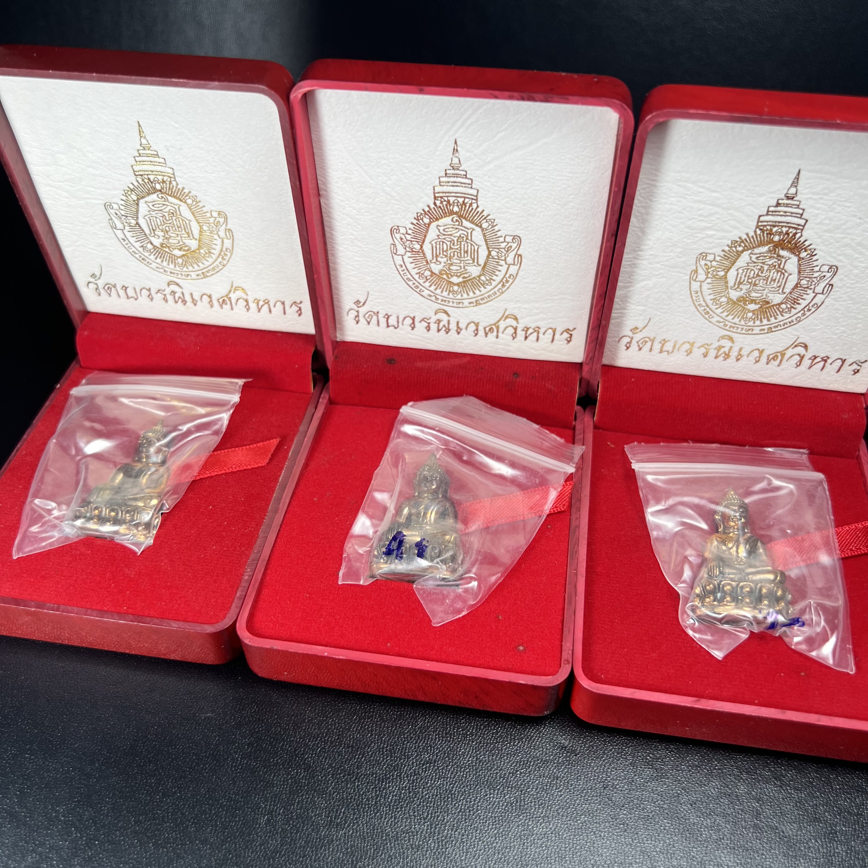 พระกริ่ง 8 รอบ ญสส. 96 พรรษา สมเด็จพระญาณสังวร สมเด็จพระสังฆราช สกลมหาสังฆปรินายก วัดบวรนิเวศวิหาร ปี 2552 เนื้อนวโลหะเต็มสูตรแก่ทองคำ(1 ใน 2999 องค์)