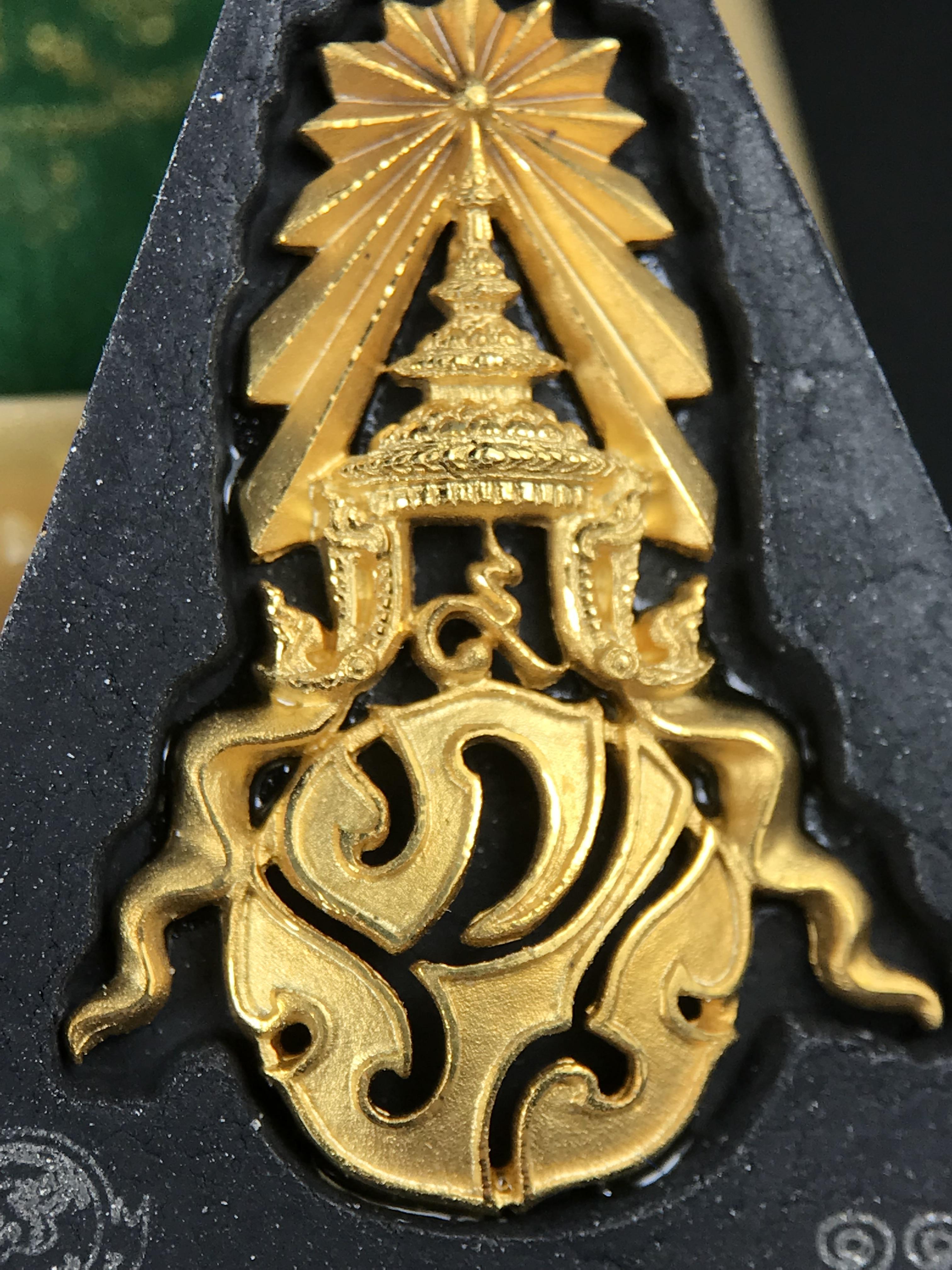 พระพุทธชินราช ภปร. 84พรรษา เนื้อผงปิดทองด้านหน้า หลัง ภ.ป.ร. เนื้อทองคำ(2.6 กรัม) (พระราชทานมวลสาร จิตรลดาและเส้นพระเจ้า(เส้นผม)ในหลวงรัชกาลที่9)พุทธศิลป์ทรงคุณค่าอีกหนึ่งรุ่นยอดนิยม(องค์หมายเลข ๑๑๐๙)1 ใน 3000 องค์ หายาก