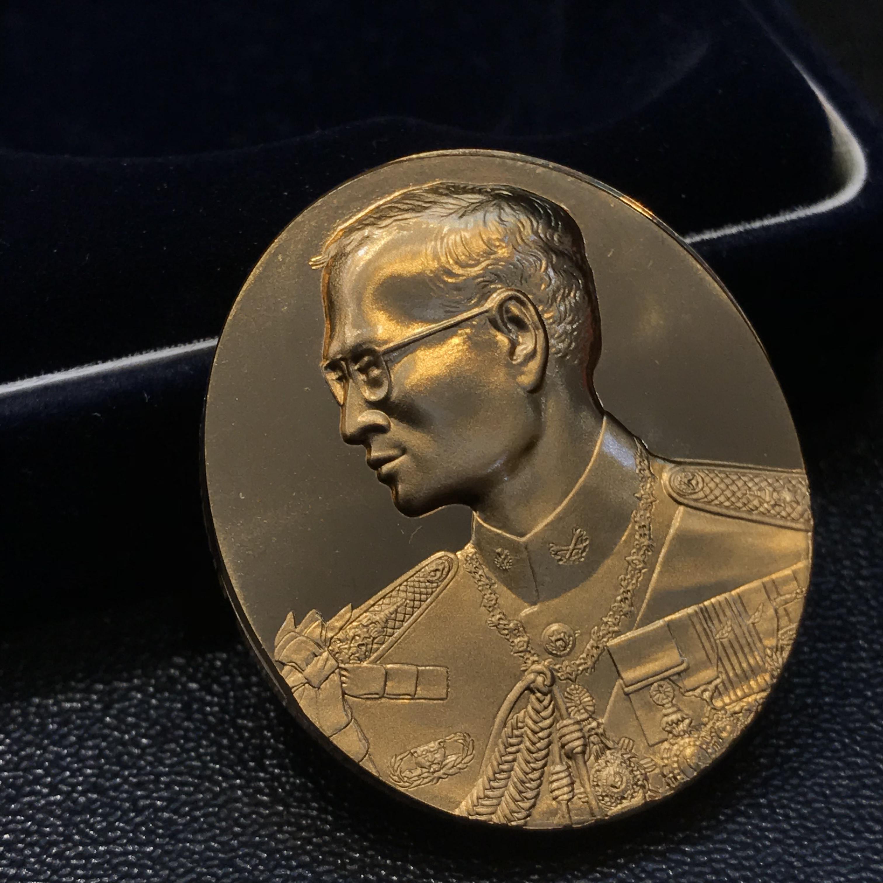 เหรียญรัชกาลที่9 ที่ระลึกสร้างพระมหาธาตุเจดีย์ภักดีประกาศ เนื้อบรอนซ์สวิส 15 กรัม(ขัดเงา)สภาพสวยมาก พร้อมกล่องเดิมๆ