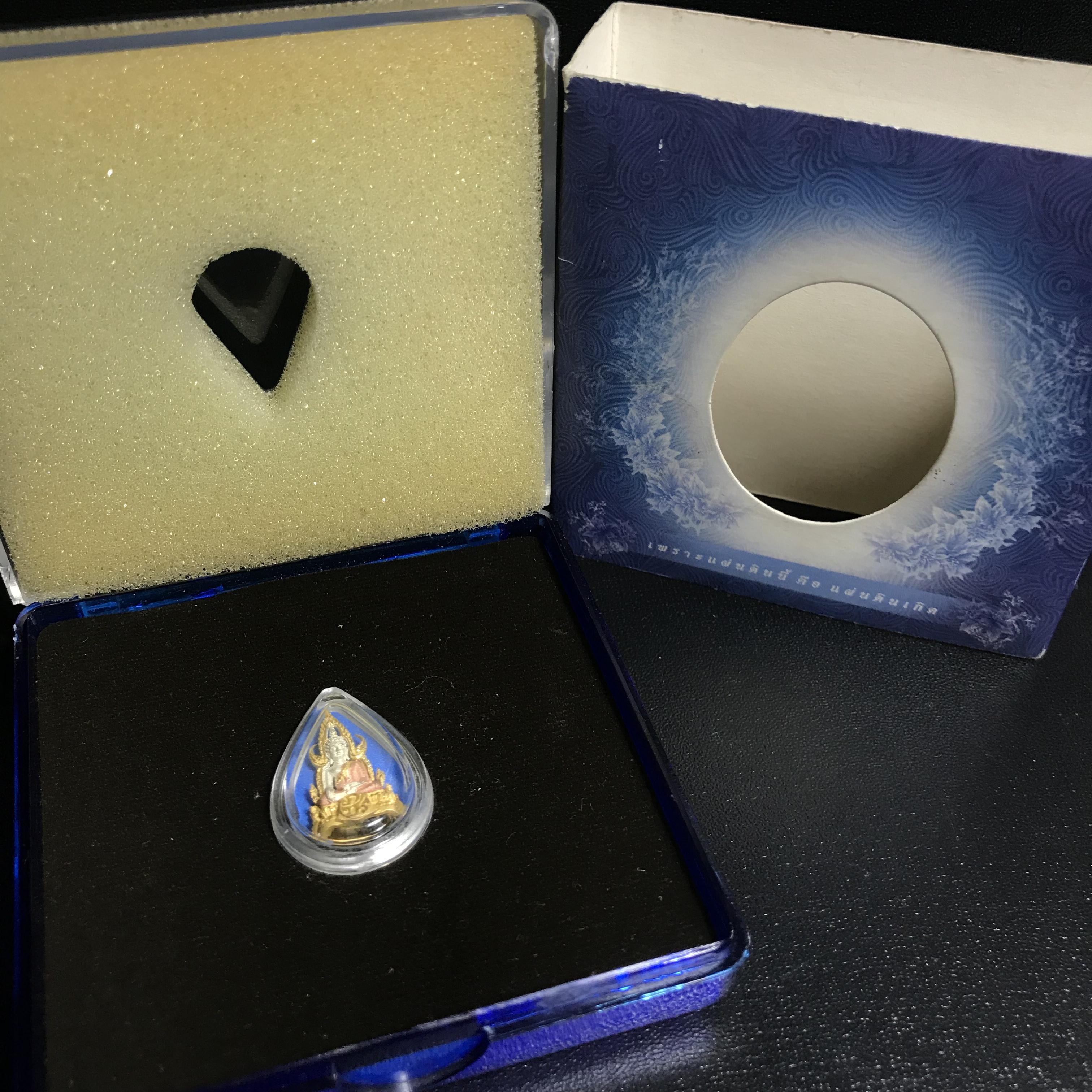 พระพุทธชินราช ภปร. โครงการ เพราะแผ่นดินนี้คือแผ่นดินเกิด เนื้อเงินชุบสามกษัตริย์ ปี2551 ขนาดหน้าตัก1/4นิ้ว (สวยงามหายาก)