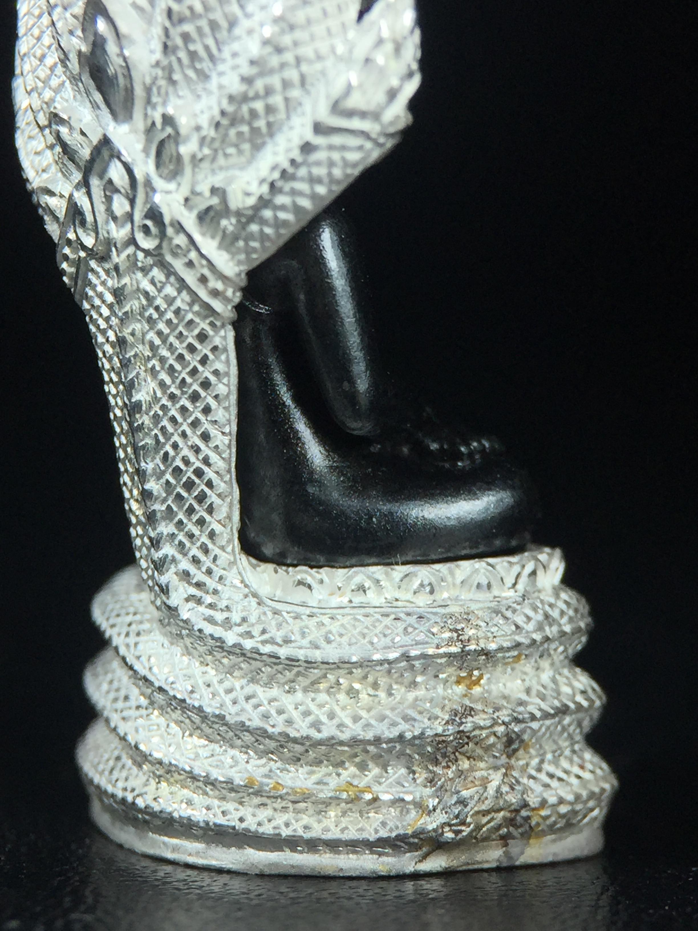 พระนาคปรก สธ. รุ่นสร้างพระอุโบสถเฉลิมพระเกียรติ 4 รอบ 84 พรรษา สมเด็จพระเทพรัตนราชสุดาฯ วัดบวรนิเวศวิหาร ปี 2543 พิมพ์ใหญ่ องค์พระเนื้อนวโลหะ ฐานนาคปรกเนื้อเงิน(สภาพ สวย )พิธีใหญ่ พุทธศิลป์งดงาม หายาก(องค์หมายเลขสวย ๘๓๕) (1 ใน 1999 องค์)