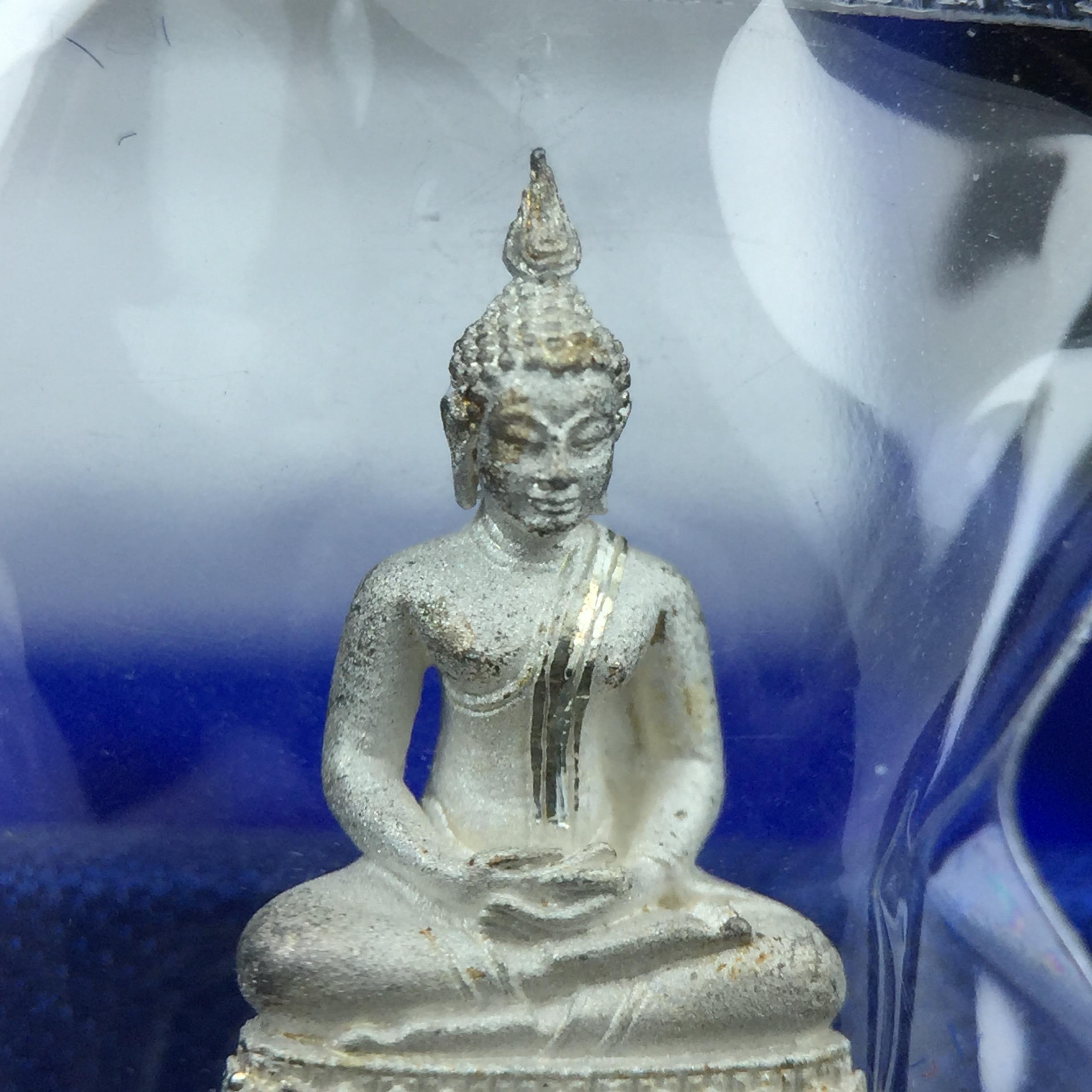 พระชัยวัฒน์พุทธสิหิงค์ ภปร. รุ่นสร้างหอพระธรรมศาสตร์ ปี2542 เนื้อเงิน(ผิวเดิม ซีนซองเดิม กล่องครบสวยสมบูรณ์) มหาพิธี 3วาระอันยิ่งใหญ่(ตอกโค๊ตและหมายเลข)1ใน 10000 องค์