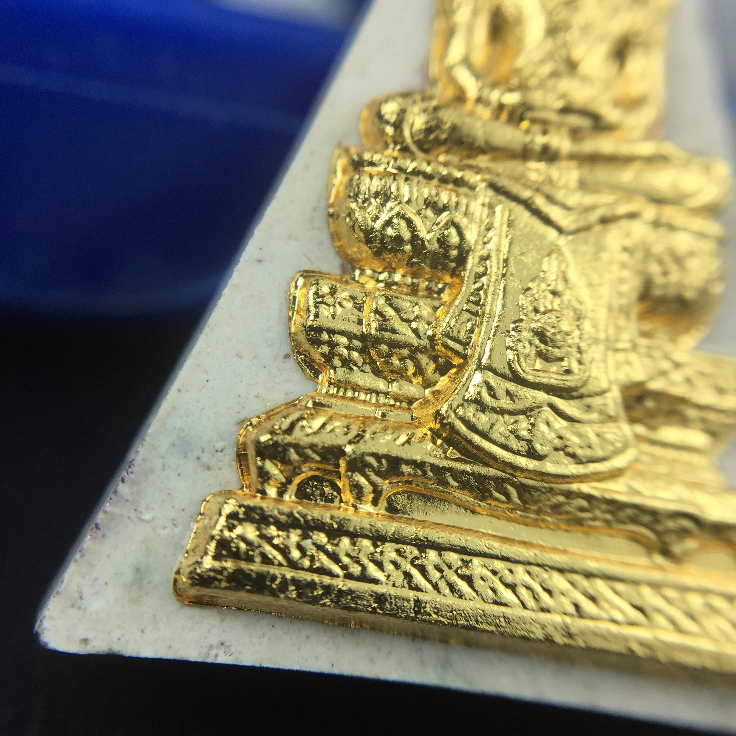 พระแก้วมรกต(จำลอง)ทรงเครื่องฤดูร้อน พระผงบูชา ด้านหน้าปิดทอง ด้านหลังตราฉลองสิริราชสมบัติครบ 60ปี เนื้อเงินขึ้นสีรุ้งธรรมชาติสร้างสรรค์งดงาม(รุ่นนี้ได้พระราชทานเส้นพระเจ้า(เส้นผม)รัชกาลที่9ในการจัดสร้าง)***องค์นี้พิเศษมองเห็นเส้นผมติดอยู่ด้านหลังชัดเจน***