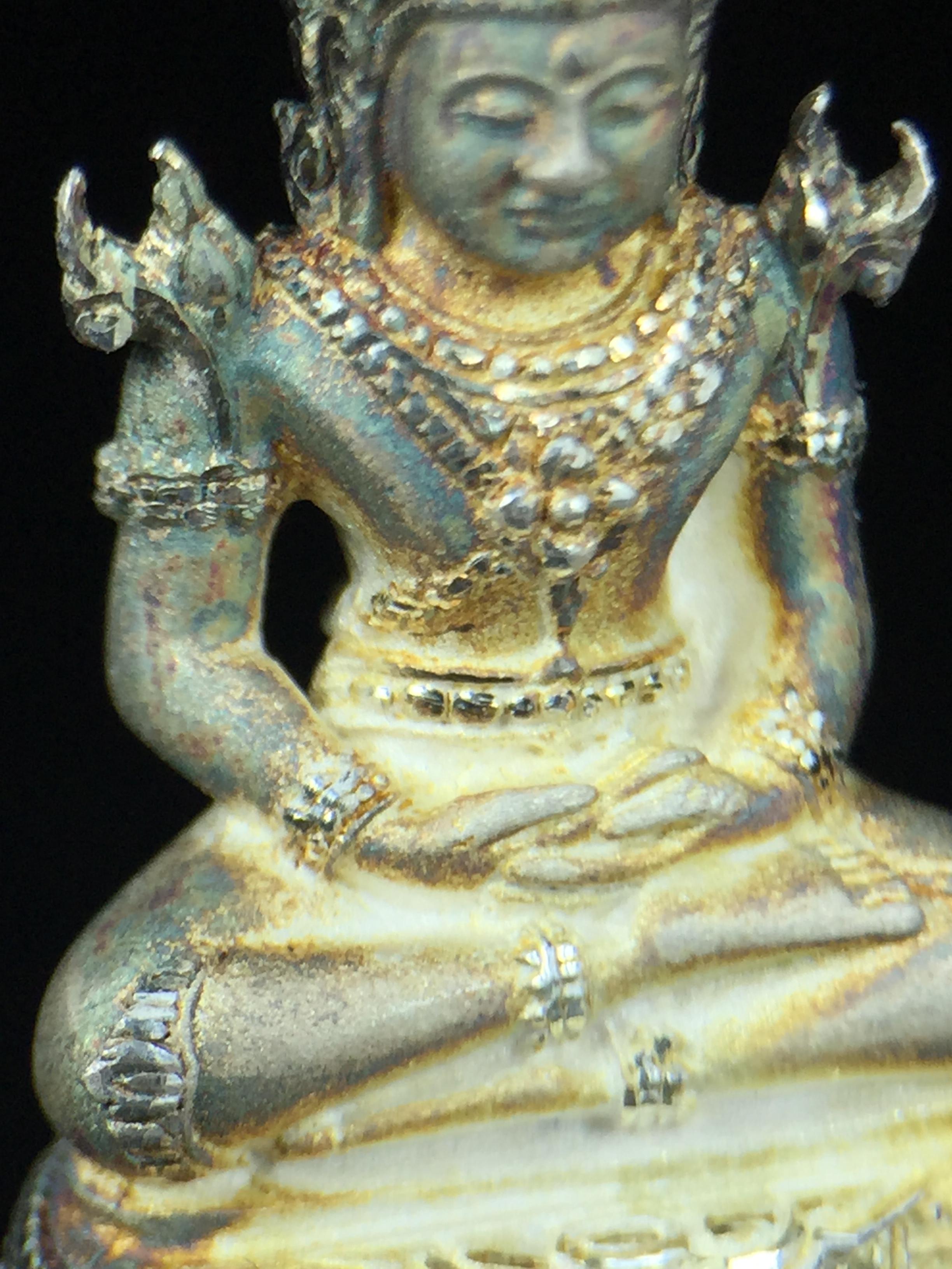 พระแก้วมรกต ภปร. ปี2547 จัดสร้างโดย รพ.ภูมิพลฯ ลอยองค์ หน้าตัก 1/2 นิ้ว เนื้อเงิน(สภาพผิวเดิมขึ้นสีรุ้งธรรมชาติ แบบนิยม สวยมากๆเสน่ห์พระเนื้อเงิน สีสันที่ธรรมชาติสรรค์สร้าง) งดงามทรงคุณค่าอีกหนึ่งรุ่นยอดนิยม หายาก(1ใน3000องค์)