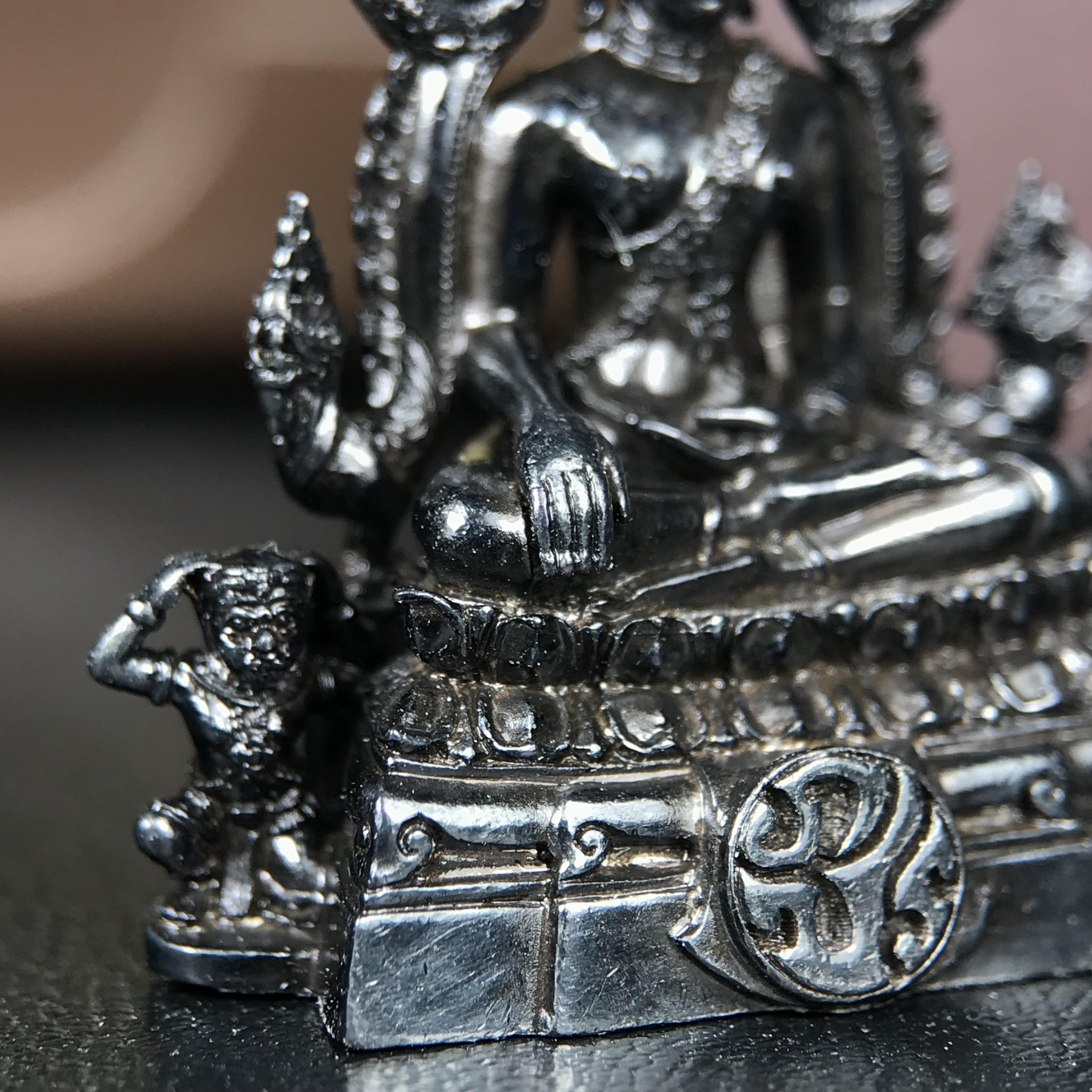 พระพุทธชินราช ภปร. โครงการ "เพราะแผ่นดินนี้ คือ แผ่นดินเกิด" ปี2548(รุ่นแรก) ลอยองค์ หน้าตัก 1/2 นิ้ว(ขนาด 3.5 x 2.5 ซม.) เนื้อเงินรมดำ(พุทธศิลป์จำลองเมื่อครั้งลอกทอง ครั้งที่3 เมื่อปี2547 ร้อยปีจะมีสักครั้ง "พระพุทธชินราชองค์ดำ")