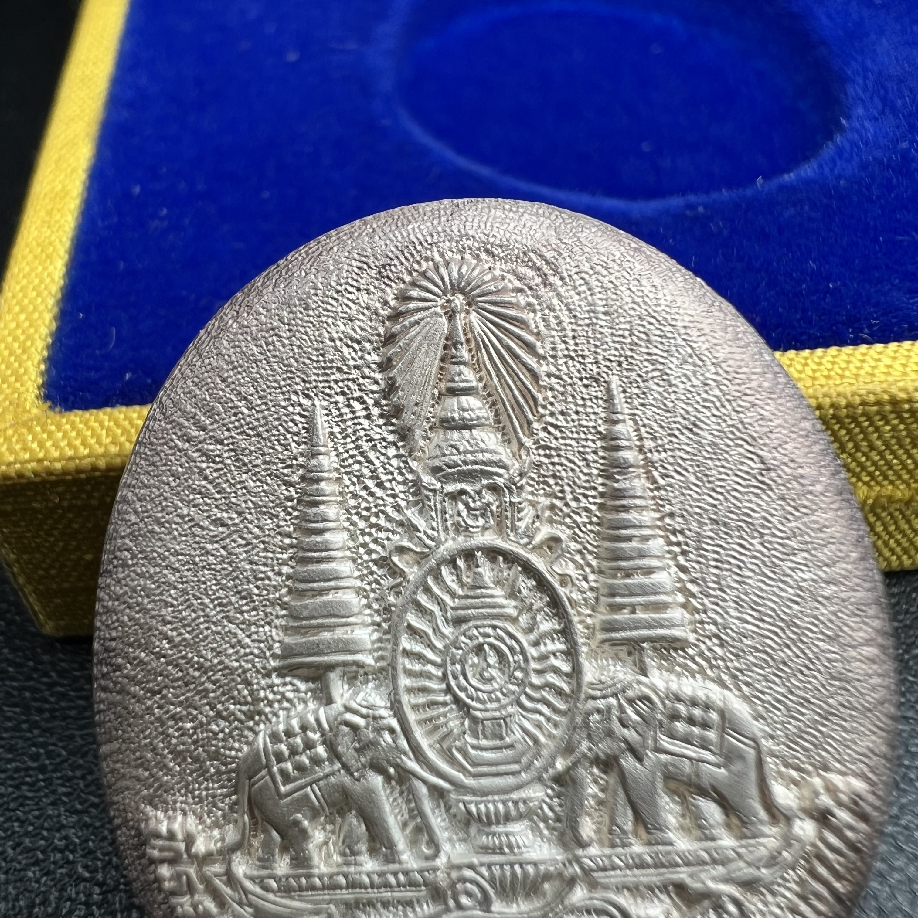 เหรียญรูปเหมือนพระญาณวิทยาคมเถร (หลวงพ่อคูณ ปริสุทโธ)ชุดกาญจนาภิเษกครองราชย์ครบ 50 ปี เนื้อเงิน วัดบวรนิเวศวิหาร ปี พ.ศ. 2538(จัดสร้างได้เหมือนหลวงพ่อคูณมาก มีรายละเอียดและความคมชัดสูง ลูกศิษย์ท่านไม่ควรพลาด วิจิตรศิลป์และพุทธศิลป์งดงาม)พิธีใหญ่