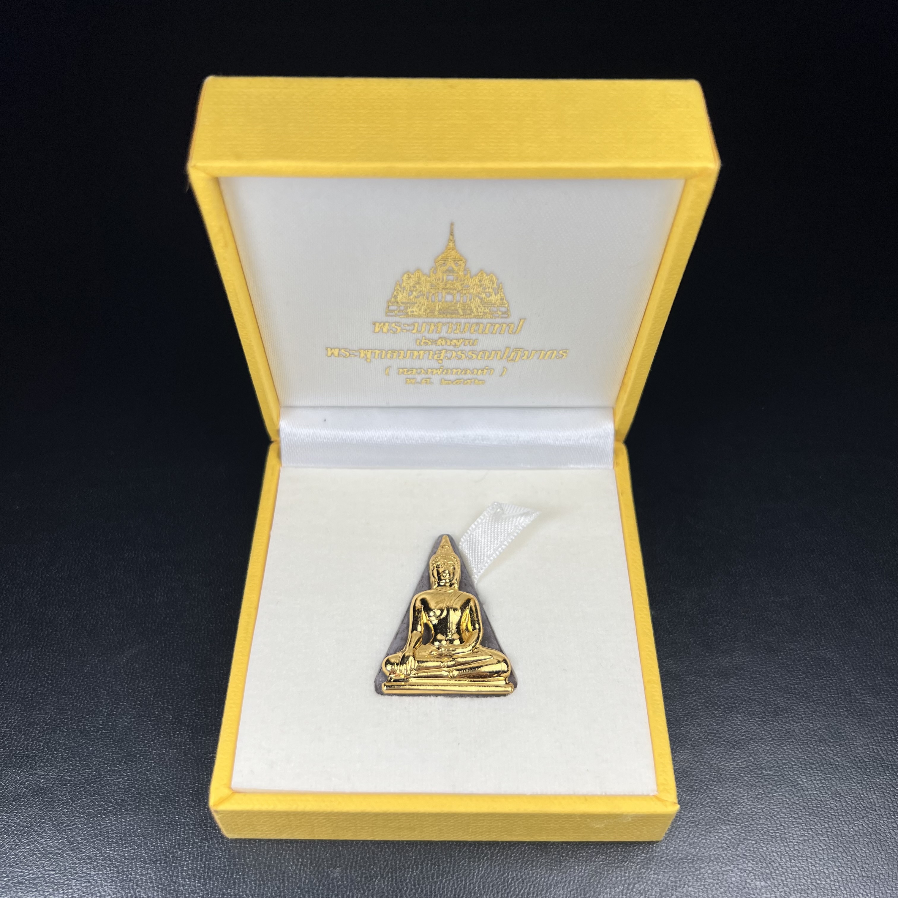 พระพุทธมหาสุวรรณปฏิมากร (หลวงพ่อทองคำ) หลังตรามหามงคลเฉลิมพระชนมพรรษา 80 พรรษา รัชกาลที่9 วัดไตรมิตรวิทยาราม กรุงเทพฯ ปี 2550 พระพิมพ์หน้าทองคำ(หายาก 1 ใน 999 องค์)