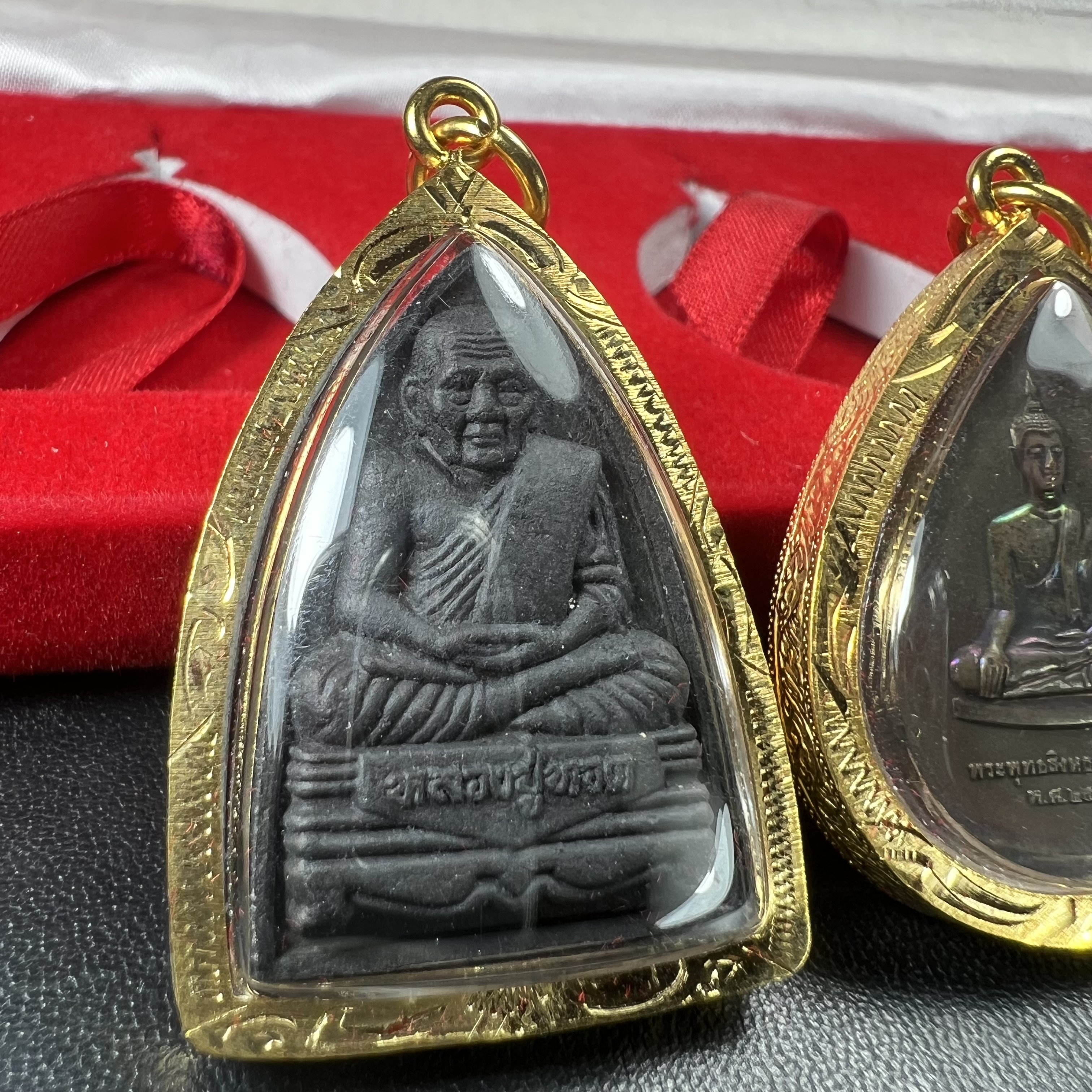 พระชุดของขวัญ 3 องค์ พระหลวงปู่ทวด ภปร. ทรงกลีบบัวและกลีบขนุนพร้อมเหรียญพระพุทธสิงหธรรมมงคล ปี 2547 (ชนวนเก่า)เนื้อว่านด้านหลังมี ภปร. เป็นโลหะผสมสูง 3.3ซม.พิธีใหญ่ มวลสารดี ปลุกเสกวัดพระแก้ว(งานเลี่ยมกรอบเดิมจากผู้จัดสร้างห่อหุ้มด้วยทองนพเกล้า)