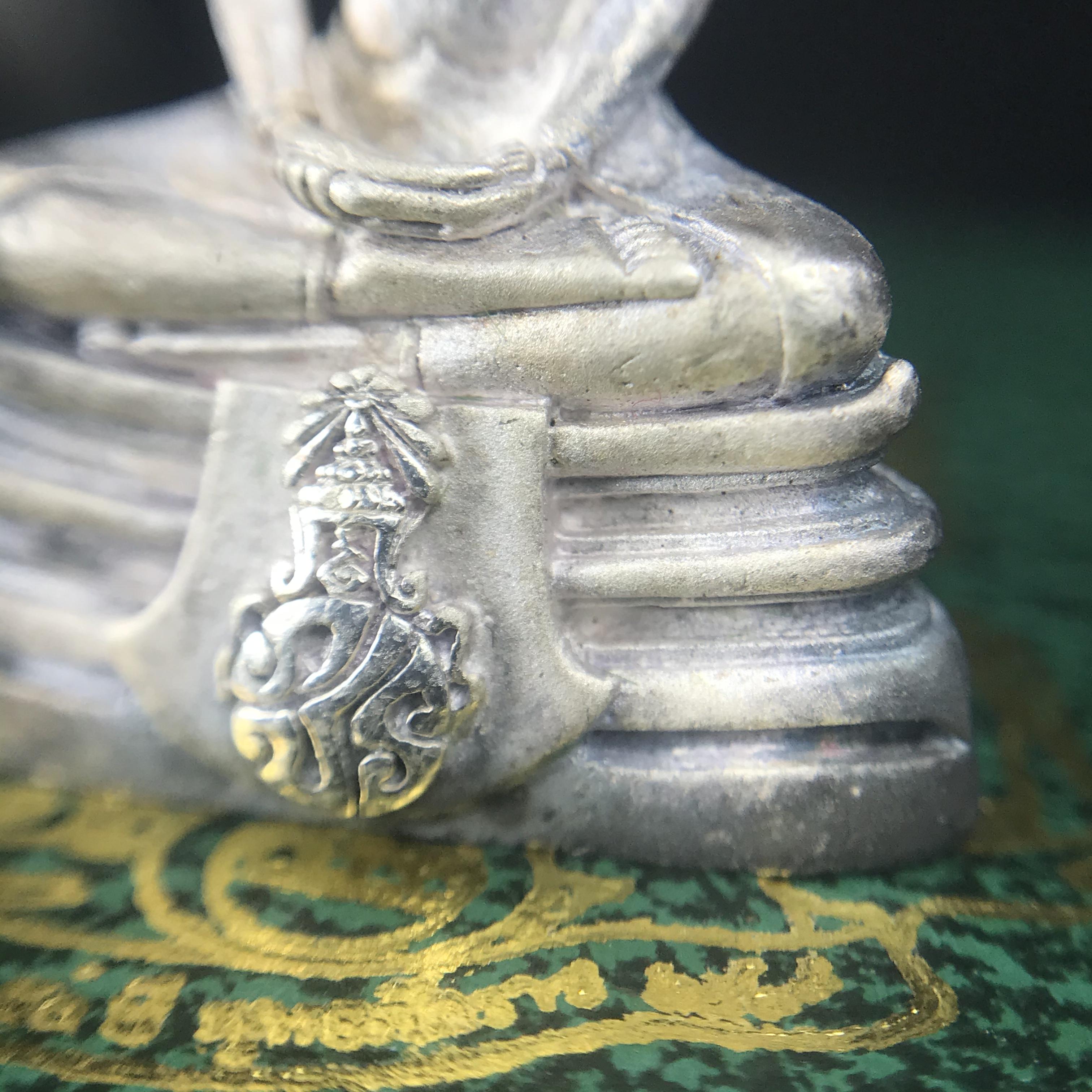 พระพุทธโสธร ภปร. รุ่นย้อนยุค สร้างพระอุโบสถ สมาคมชาวฉะเชิงเทรา จัดสร้าง ปี 2539 วโรกาสครองสิริราชสมบัติครบ 50 ปี เนื้อเงินทรายนวลขัดเงาบางส่วน(ผิวเดิม) พร้อมกล่องบรรจุและใบรับรองเดิม