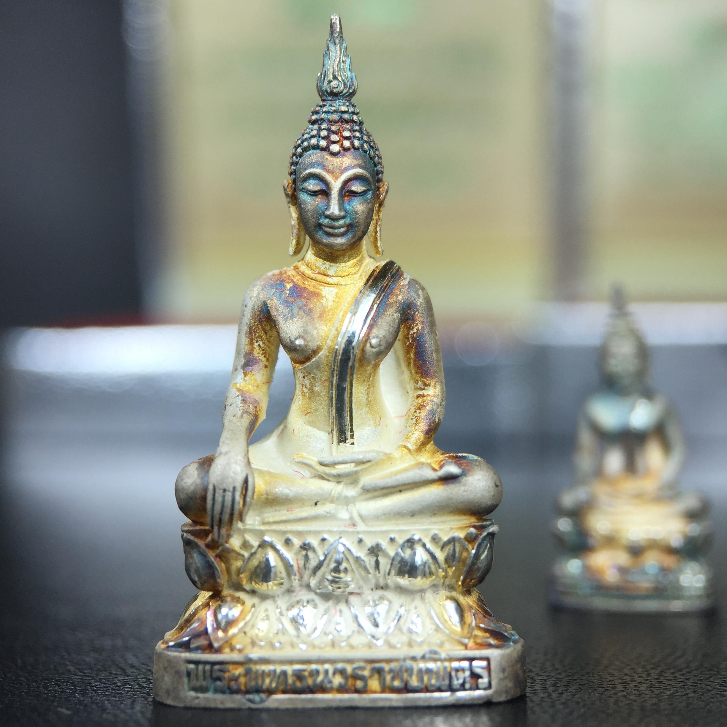 พระกริ่ง+พระชัยวัฒน์พระพุทธนวราชบพิตร ครองสิริราชสมบัติครบ 50 ปี พ.ศ.2540 เนื้อเงินผิวเดิมๆขึ้นสีรุ้งธรรมชาติแบบนิยม(หายาก)(สีสันที่ธรรมชาติสรรค์สร้าง)พร้อมกล่องบรรจุเดิมครบ(1ชุด 2 องค์)1 ใน 9500 ชุด