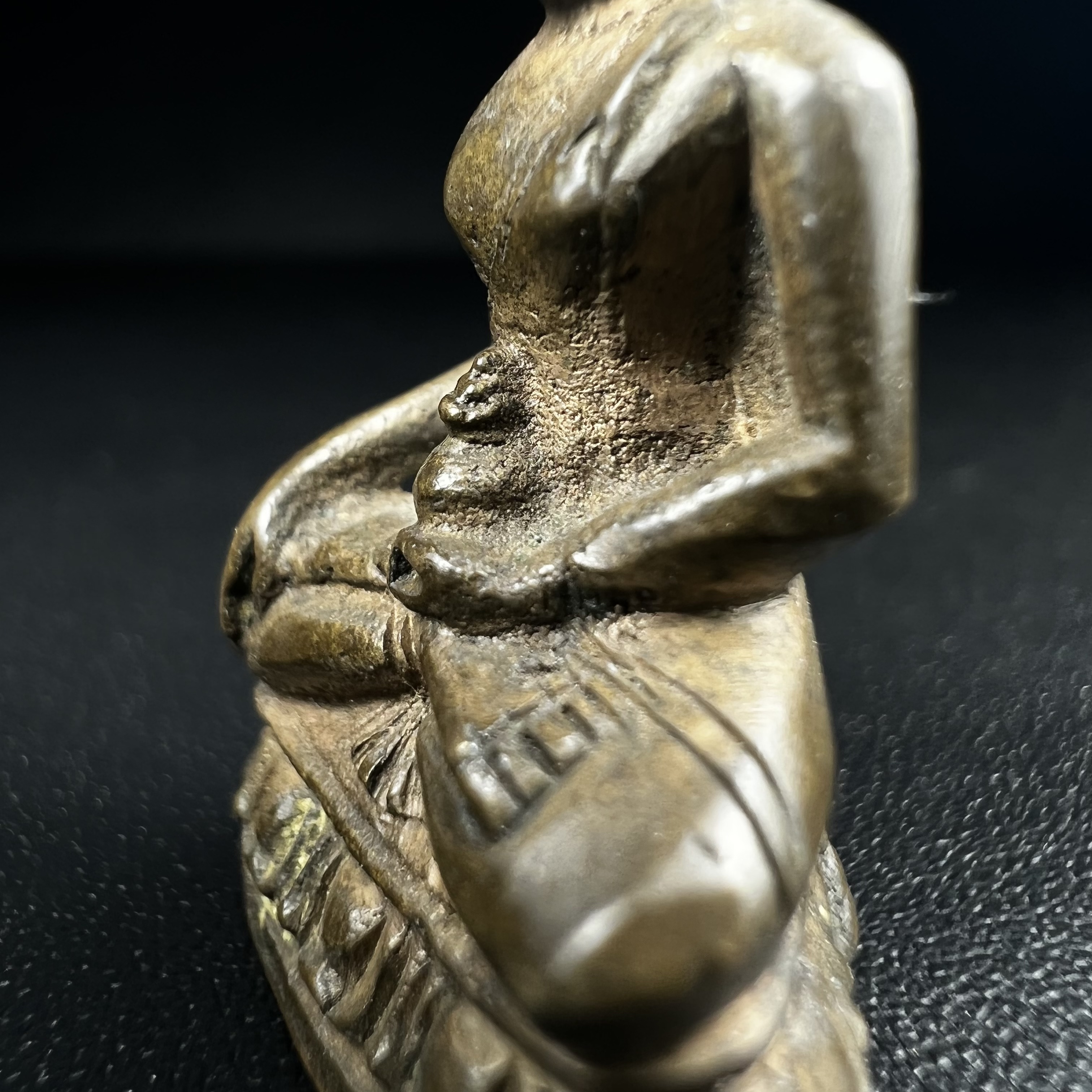 พระกริ่งวชิรมงกุฎ ฉลอง 100 ปี วัดมกุฎกษัติยาราม ปี 2511 "พิมพ์ใหญ่"(นิยมหายาก) เนื้อนวโลหะ(ในหลวง ร.9 เสด็จเททอง)(พิธีใหญ่ ปีลึก เกจิในยุคร่วมพิธี)