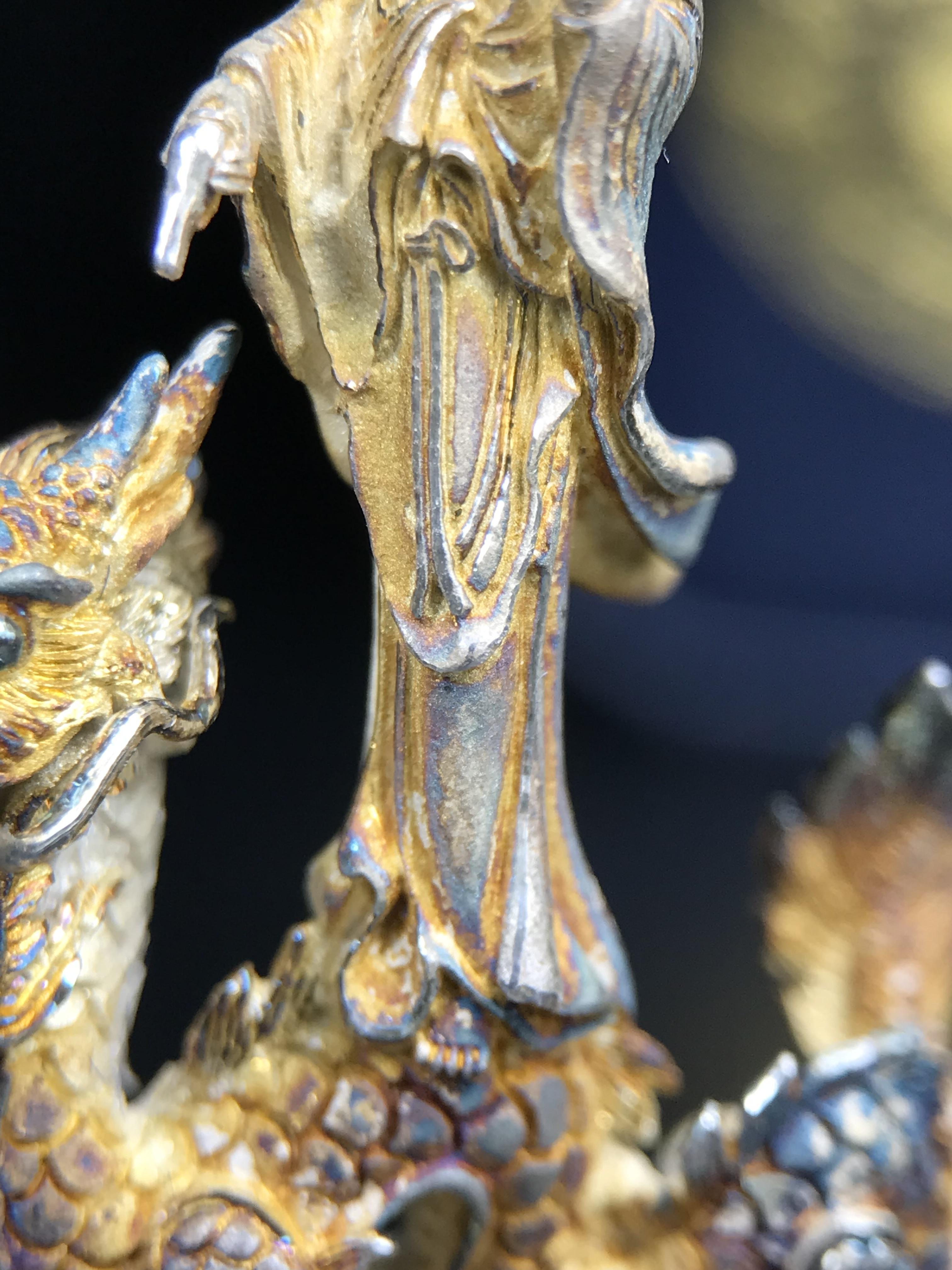 รูปหล่อลอยองค์พระโพธิสัตว์กวนอิม ทรงประทับมังกร จ.ระนอง ปี 2539 เนื้อเงิน พิมพ์ใหญ่(ผิวรุ้งไฟ)(สภาพผิวเดิมขึ้นสีรุ้งธรรมชาติสวยแบบนิยม)(เสน่ห์พระเนื้อเงินสีสันที่ธรรมชาติสรรค์สร้าง)เฉลิมฉลองในวโรกาสที่พระบาทสมเด็จพระเจ้าอยู่หัวทรงครองสิริราชสมบัติครบ50ปี