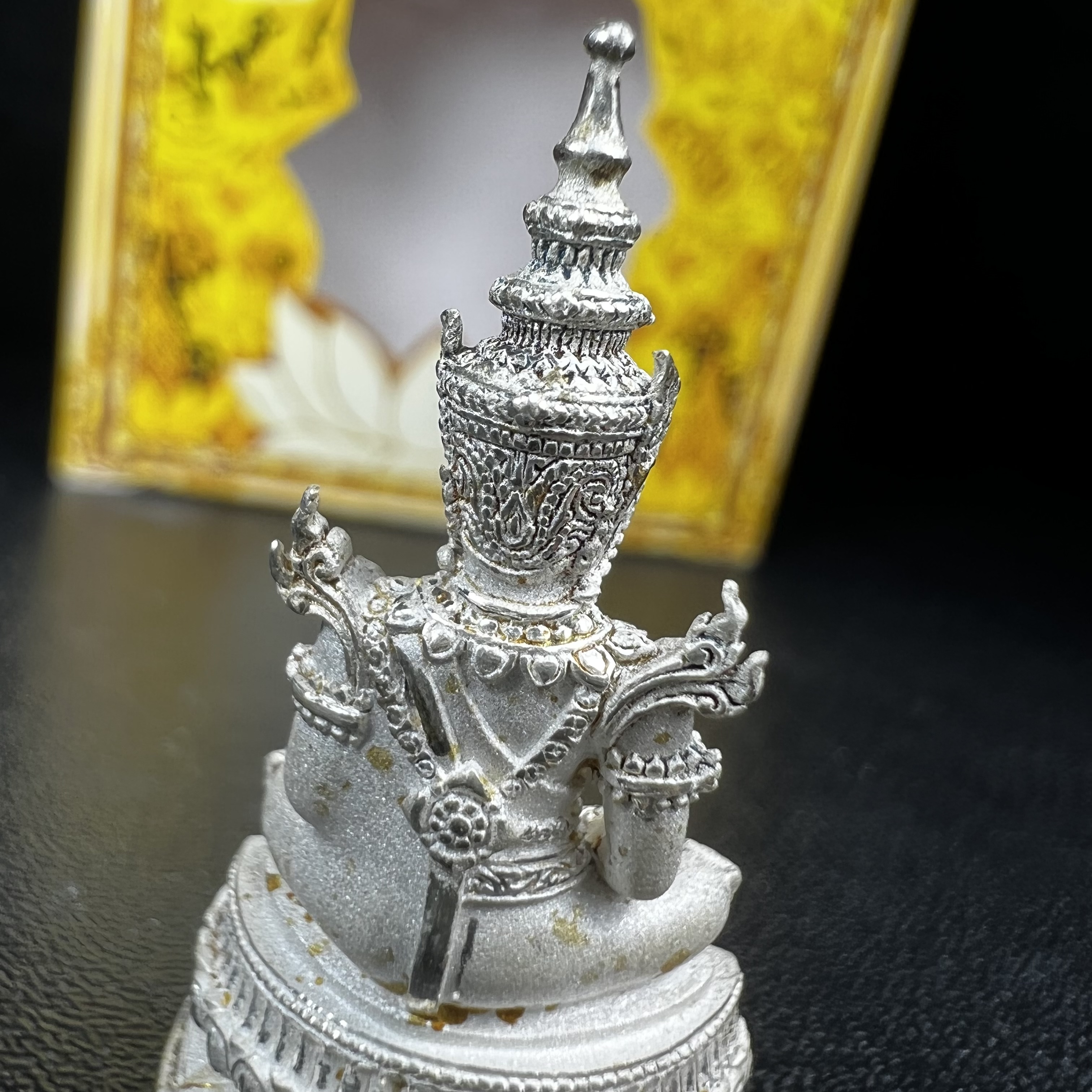 พระแก้วมรกต(จำลอง)ลอยองค์ ขนาดหน้าตัก 1/2 นิ้ว ทรงเครื่องฤดูร้อน เนื้อเงิน ตราสัญลักษณ์ฉลองสิริราชสมบัติ ครบ 60 ปี พ.ศ.2549(สภาพสวย ครบ สมบูรณ์))