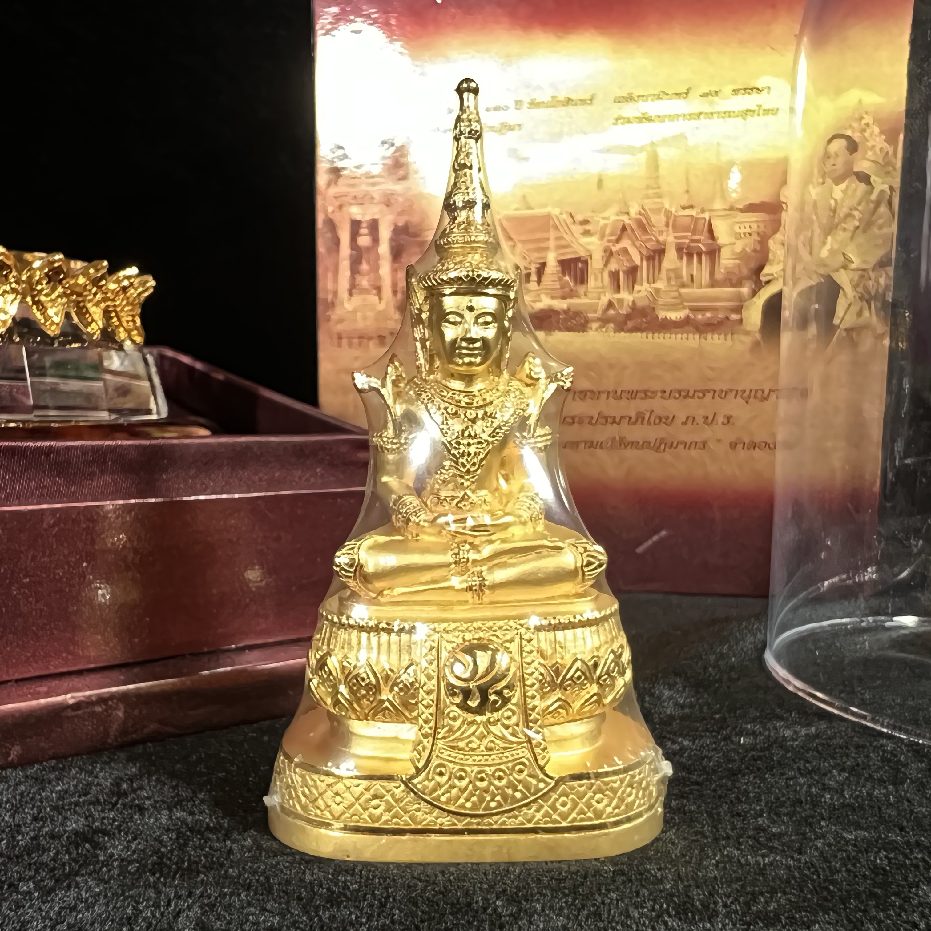 พระแก้วมรกต ภปร.(รุ่นแรก) ปี2545 รุ่นฉลองกรุงรัตนโกสินทร์ครบ 220 ปี หล่อลอยองค์ เนื้อทองคำบริสุทธิ์99.99% ขนาดบูชา 50*90 มม. พร้อมฐานวางครอบแก้วเดิมกล่องบรรจุเดิมครบสมบูรณ์(สวยงามและหายากมาก)(1ใน1000องค์)