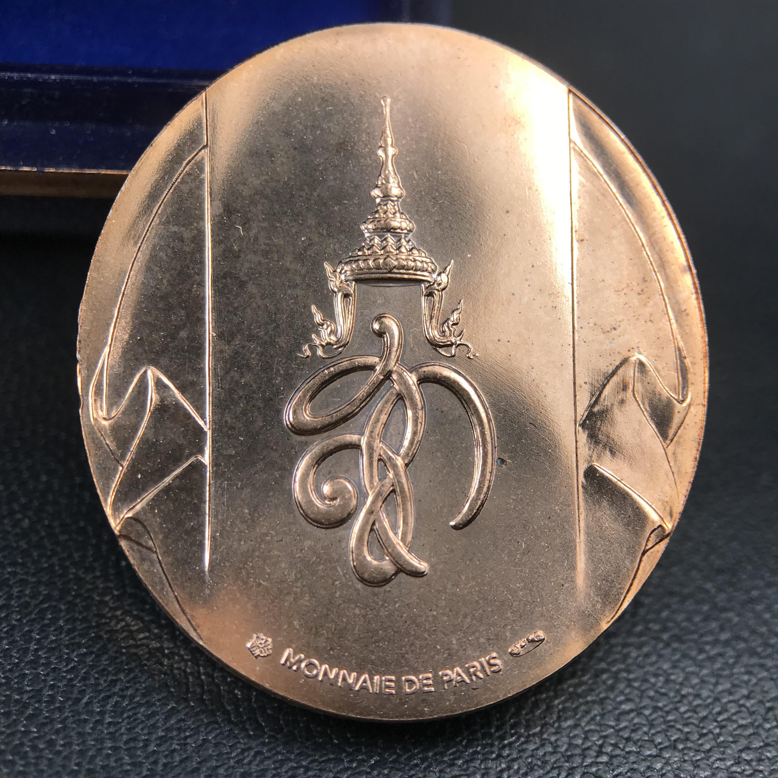 หลวงพ่อทวด พระนามาภิไธย สก. วัดห้วยมงคล จ.ประจวบคีรีขันธ์ ปี 2544(รุ่นแรก) เหรียญเนื้อนวโลหะ(Thai Bonze) ผลิตโดยโรงกษาปณ์ โมเน่ร์เดอปารีส ประเทศฝรั่งเศส สวยงดงามสภาพสวยกล่องใบรับรองครบสมบูรณ์(คุ้มครองแคล้วคลาด พิธีใหญ่) องค์หมายเลข 1807 (1 ใน 2999 เหรียญ)