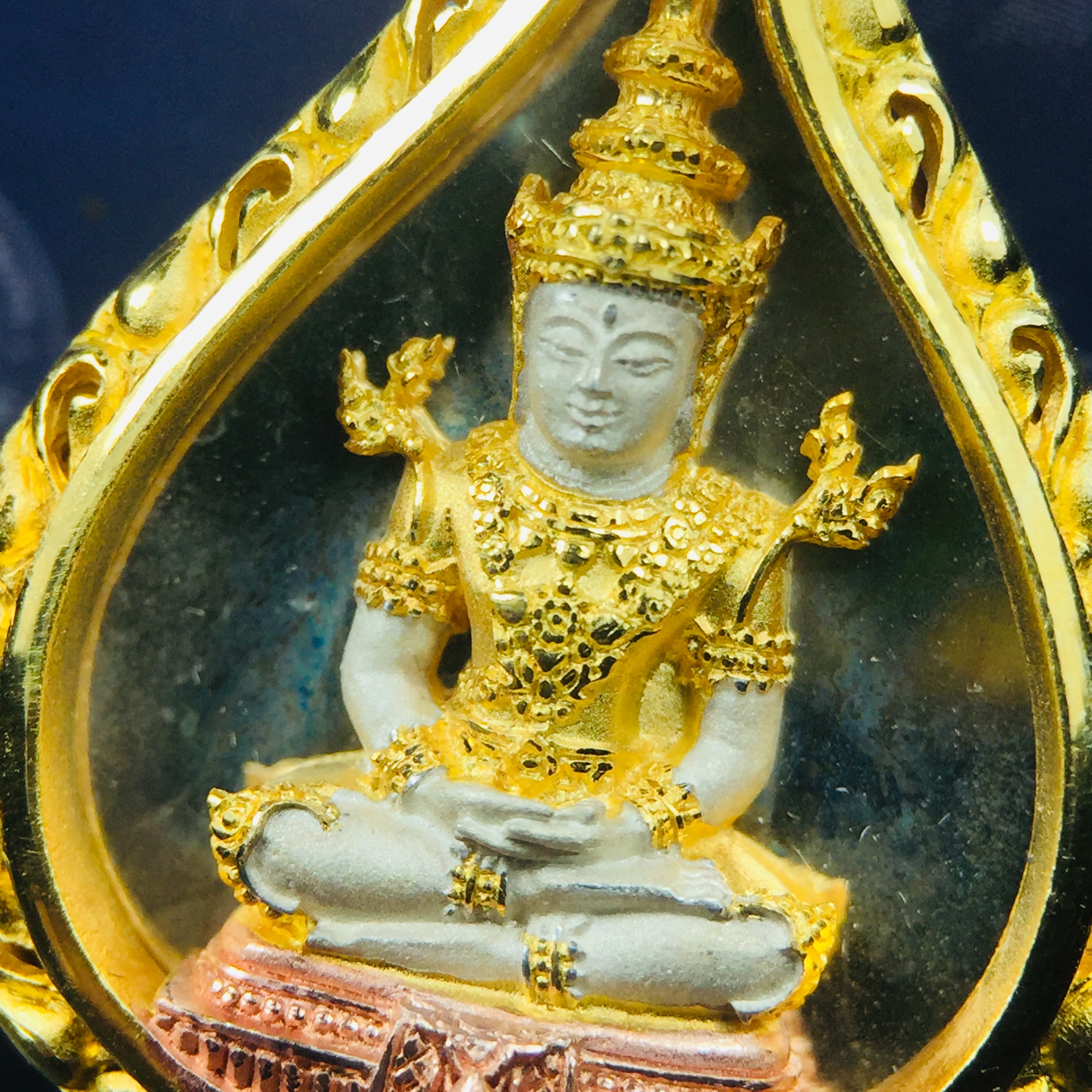 พระแก้วมรกต ภปร. ปี2547 จัดสร้างโดย รพ.ภูมิพลฯ เนื้อเงิน (3 กษัตริย์)เหรียญทรงดอกบัว งดงามทรงคุณค่าอีกหนึ่งรุ่นยอดนิยม หายาก(1ใน3000องค์)