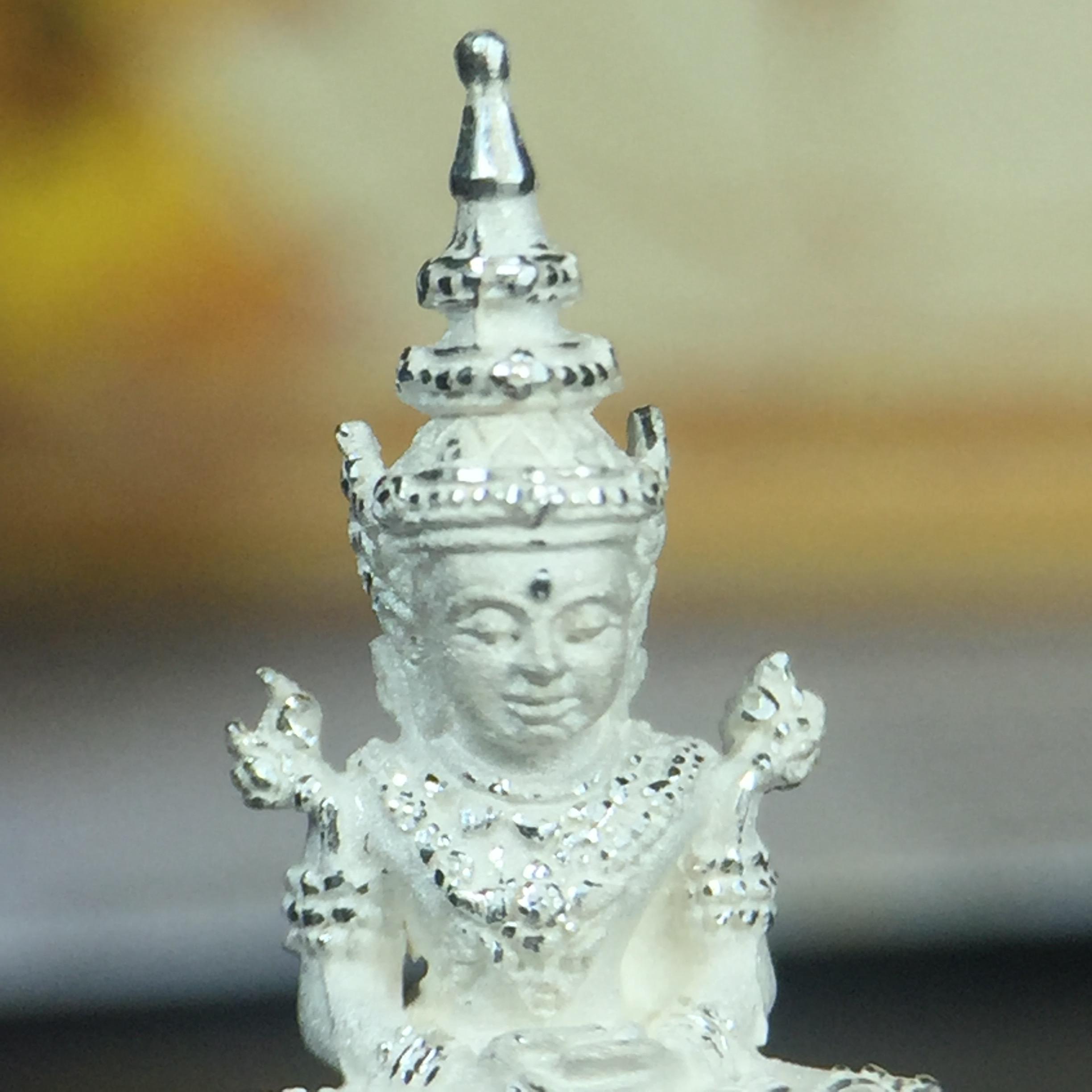 พระแก้วมรกต(จำลอง)ลอยองค์ ขนาดหน้าตัก 1/4 นิ้ว ทรงเครื่องฤดูร้อน เนื้อเงิน ตราสัญลักษณ์ฉลองสิริราชสมบัติครบ 60 ปี พ.ศ.2549(สภาพสวย ครบ สมบูรณ์)