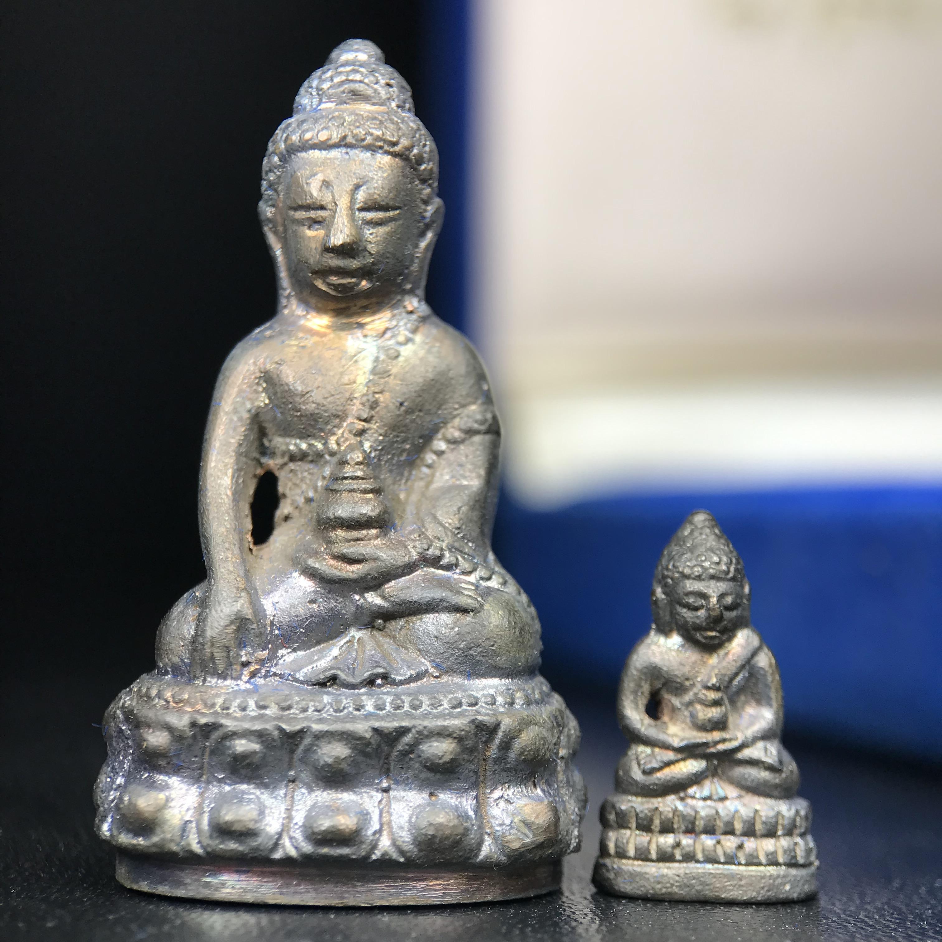 พระกริ่ง-พระชัยวัฒน์ สว. 90 พรรษาสมเด็จย่า ปี2533 เนื้อนวโลหะ(แก่ทองคำผสมทองคำเยอะมากรุ่นนี้)(ในหลวงรัชกาลที่9เสด็จในพิธี)(หล่อแบบโบราณอุดมวลสาร 108 แบบฉบับพระกริ่งใหญ่สายวัดสุทัศน์ พระสังฆราช(แพ))(1 ใน 3000 ชุด) หายาก