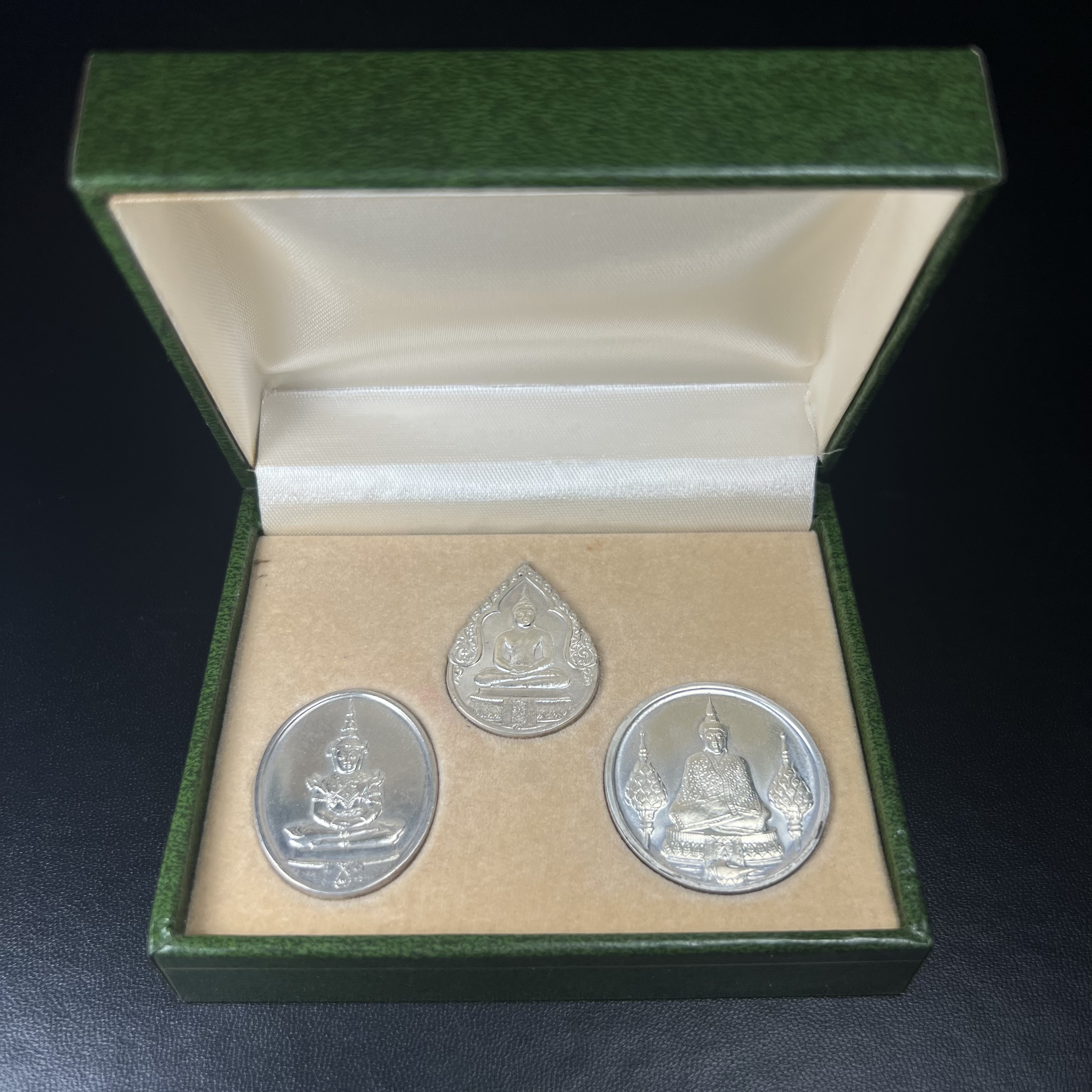 เหรียญพระแก้วมรกตหลัง ภปร ฉลองกรุงรัตนโกสินทร์ครบ 200 ปี พ.ศ.2525 เนื้อเงินกล่องบรรจุเดิมครบ3พิมพ์(บล็อกพระราชศรัธา)(ในหลวงรัชกาลที่9 เสด็จในพิธี)