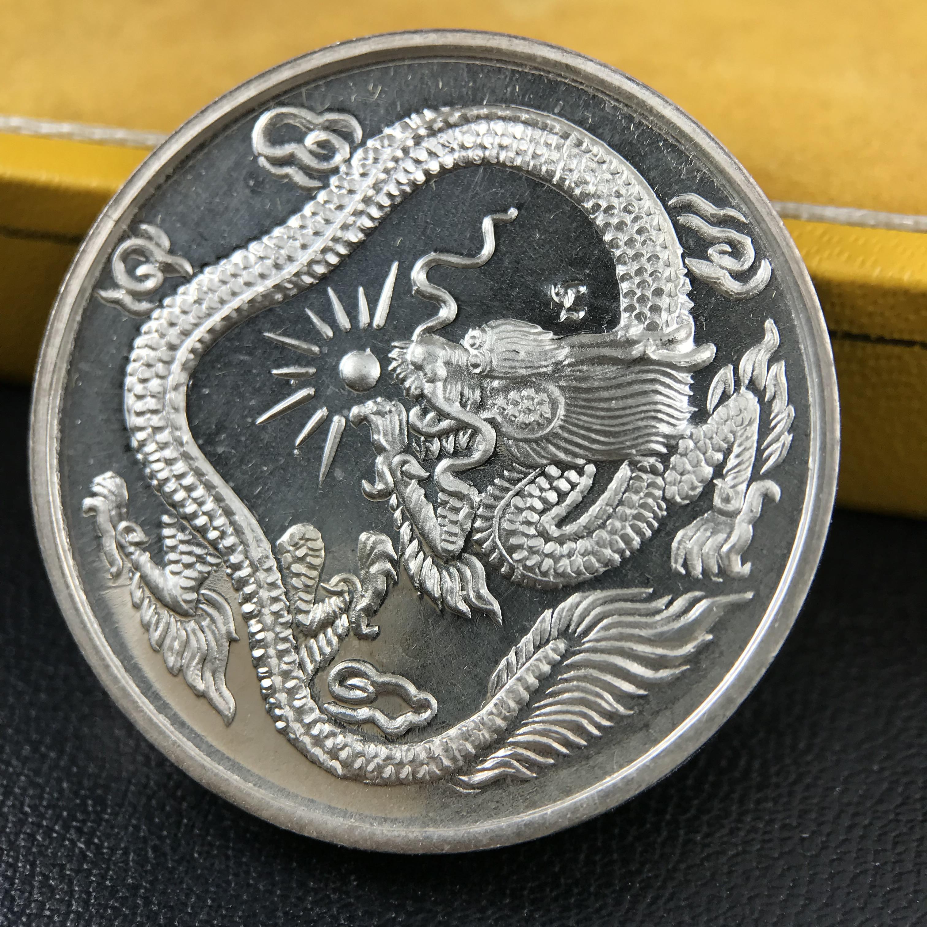 เหรียญพระโพธิสัตว์ อวโลกิเตศวร กวนอิม หลังมังกรเล่นแก้ว วัดราชบพิธสถิตมหาสีมาราม ปี 2536 เนื้อเงิน(ขัดเงาผิวกระจก) ขนาด 3 ซม. ตอกโค๊ตขอบเหรียญ ปลุกเสกพิธีใหญ่ พร้อมกล่องบรรจุเดิมครบ สภาพสวย