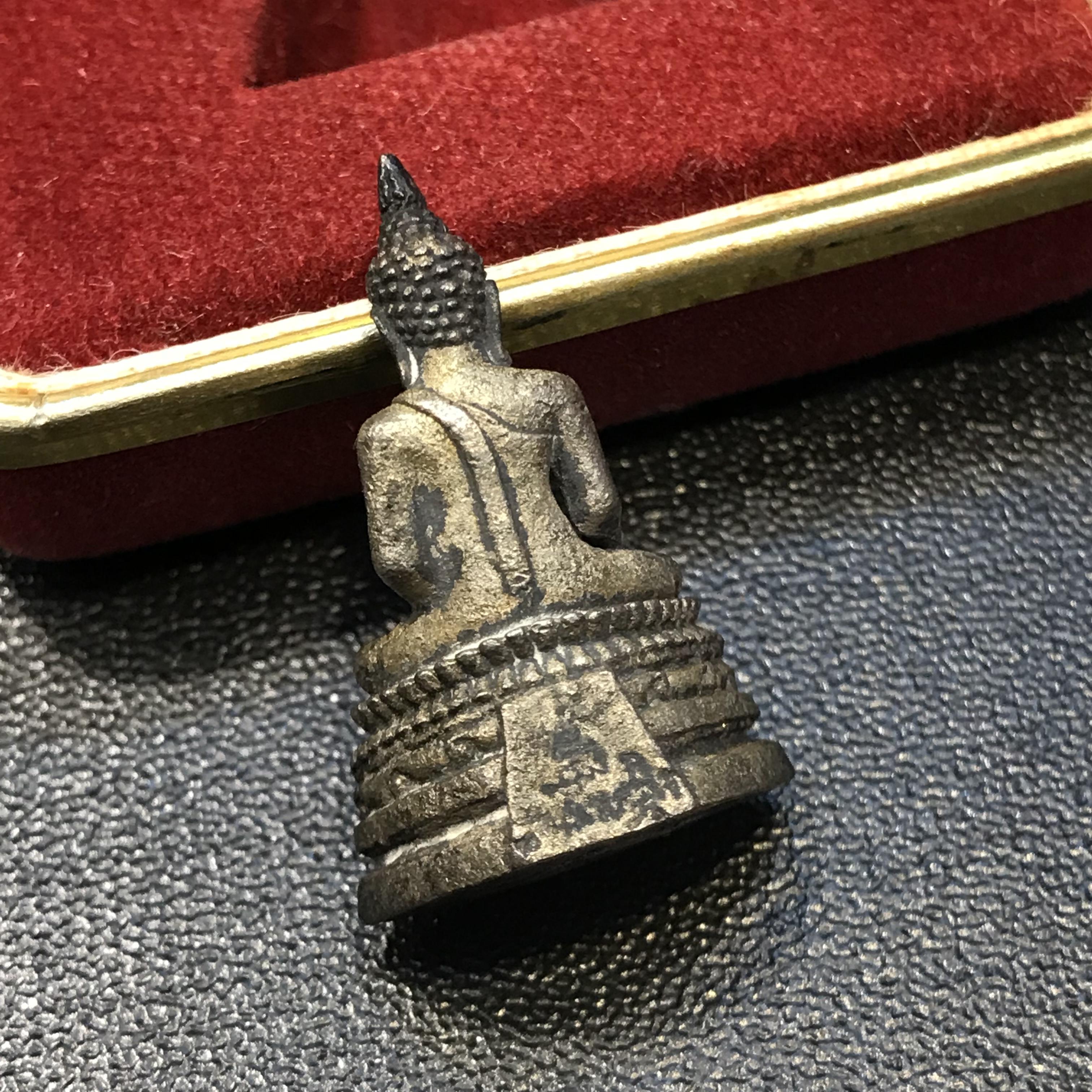 พระกริ่งพระพุทธชินสีห์ ภปร ทันโตเสฏโฐ ปี 2533 เนื้อนวโลหะ (วัตถุมงคลหนึ่งเดียวที่บรรจุพระทนต์(ฟัน)ในหลวงรัชกาลที่9 พระราชทานให้จัดสร้าง)(1ใน1999องค์)