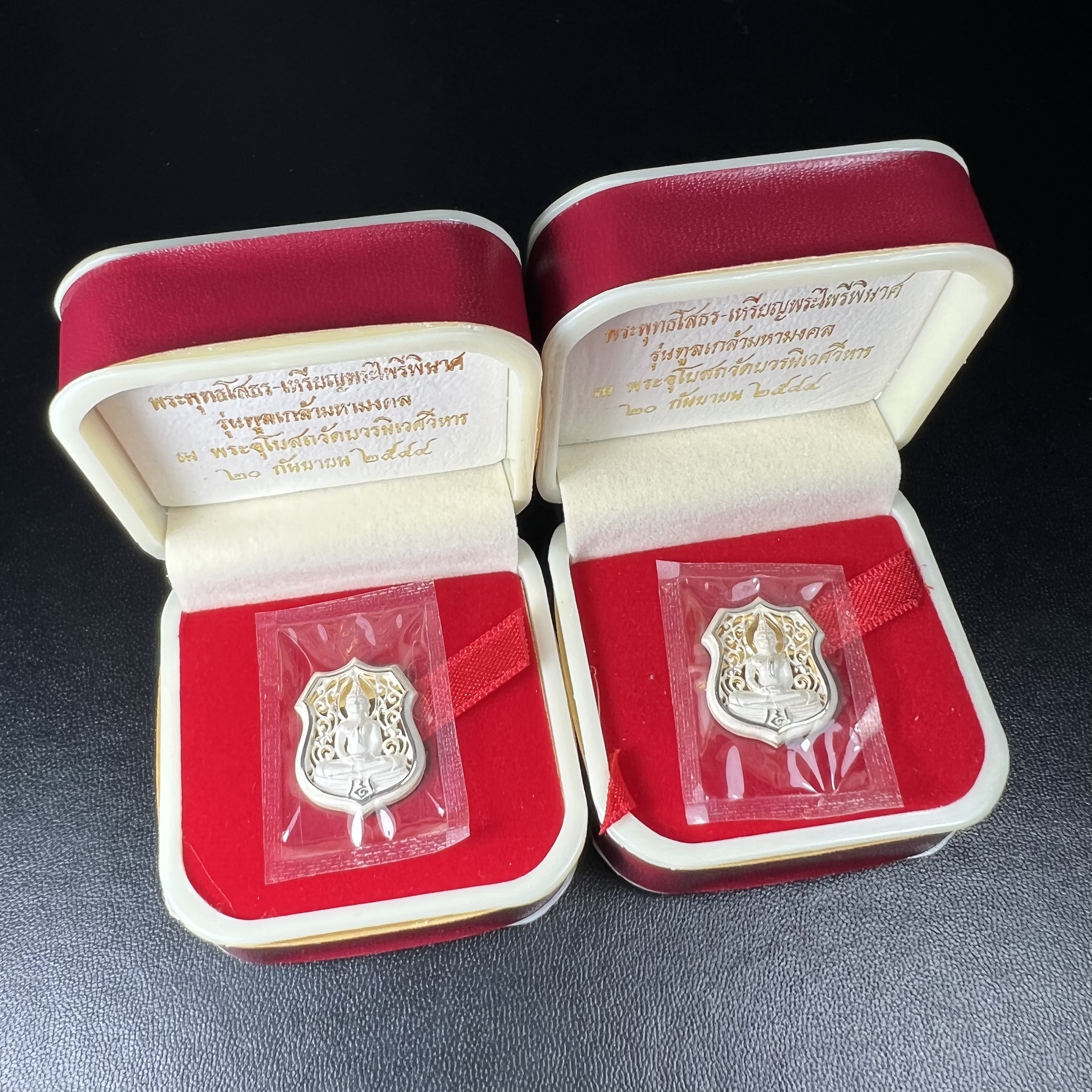 เหรียญหล่อฉลุลายพระพุทธโสธรทรงอาร์มลายกนก เนื้อเงินบริสุทธิ์พ่นทรายนวลขัดเงา(แผ่นกลางทองคำ) พิมพ์เล็ก สูง 2.1 ซม. รุ่น "ทูลเกล้ามหามงคล" ปี 2544(สภาพคัดสวยซีนซองเดิมกล่องบรรจุเดิมครบสมบูรณ์)