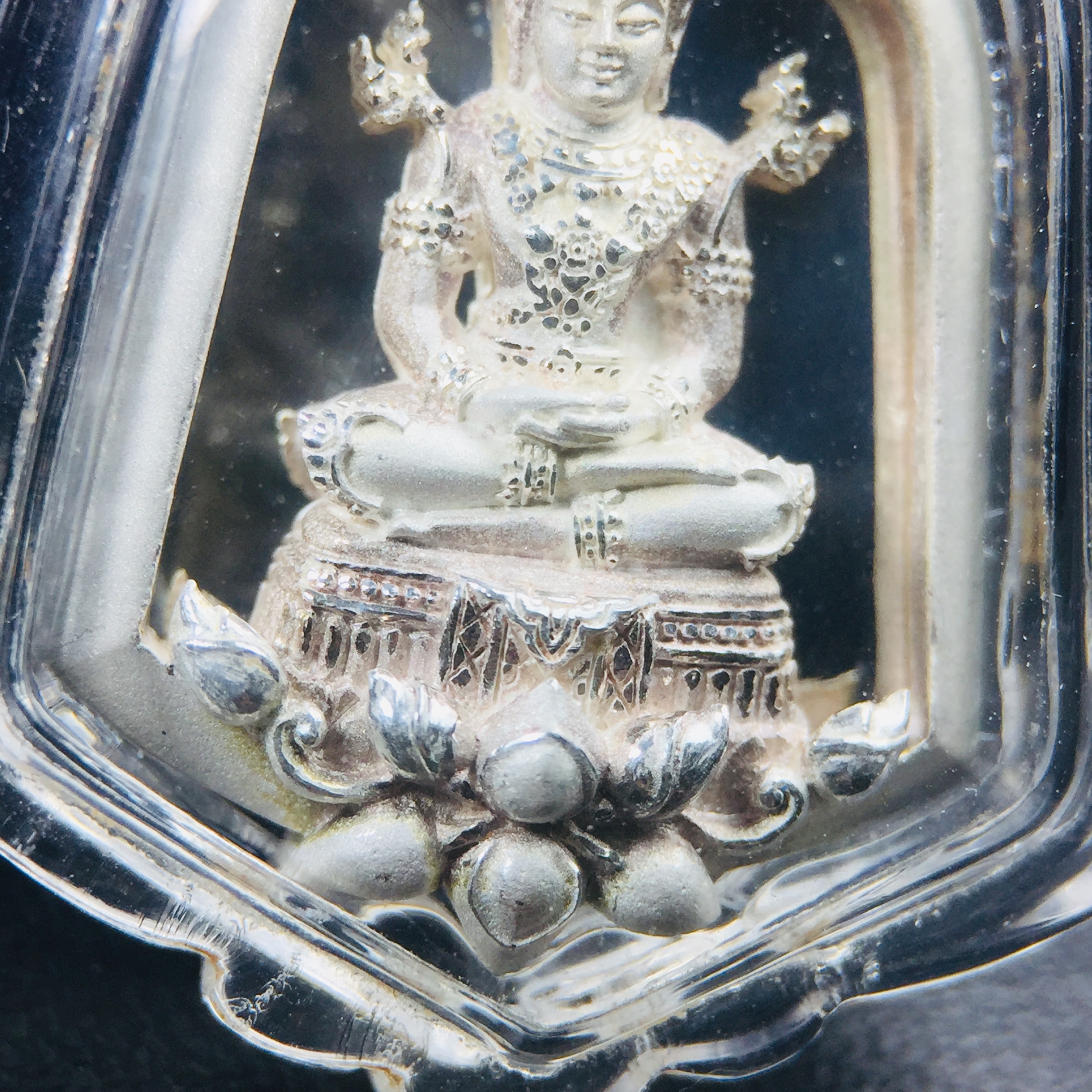 พระแก้วมรกต ภปร. ปี2547 จัดสร้างโดย รพ.ภูมิพลฯ เนื้อเงิน เหรียญทรงซุ้ม งดงามทรงคุณค่าอีกหนึ่งรุ่นยอดนิยม หายาก(1ใน3000องค์)