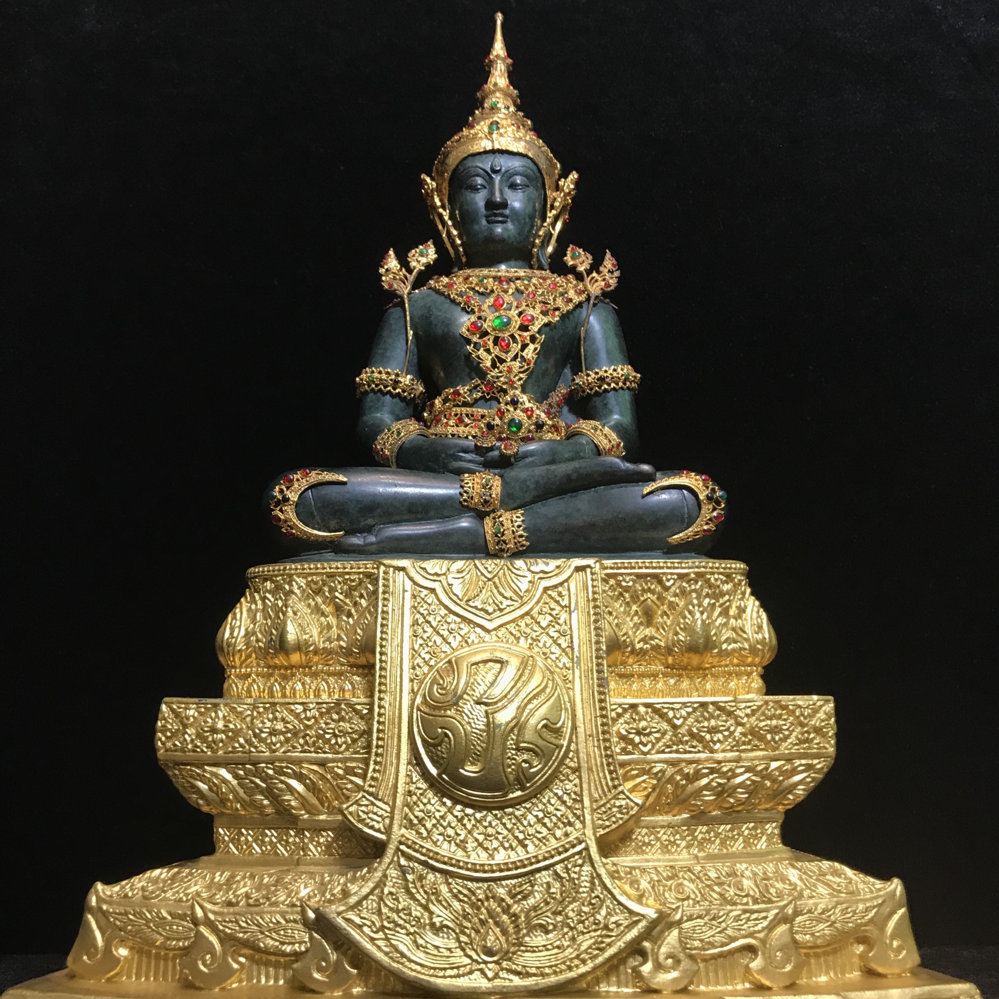 พระพุทธมหามณีรัตนปฏิมากร จำลอง (พระแก้วมรกต) ขนาดบูชาหน้าตัก 5 นิ้ว ตราสัญลักษณ์ ภ.ป.ร. รุ่นแรก ปี2547 เนื้อนวโลหะเคลือบสีเขียว(เครื่องทรงนวโลหะชุบทอง)