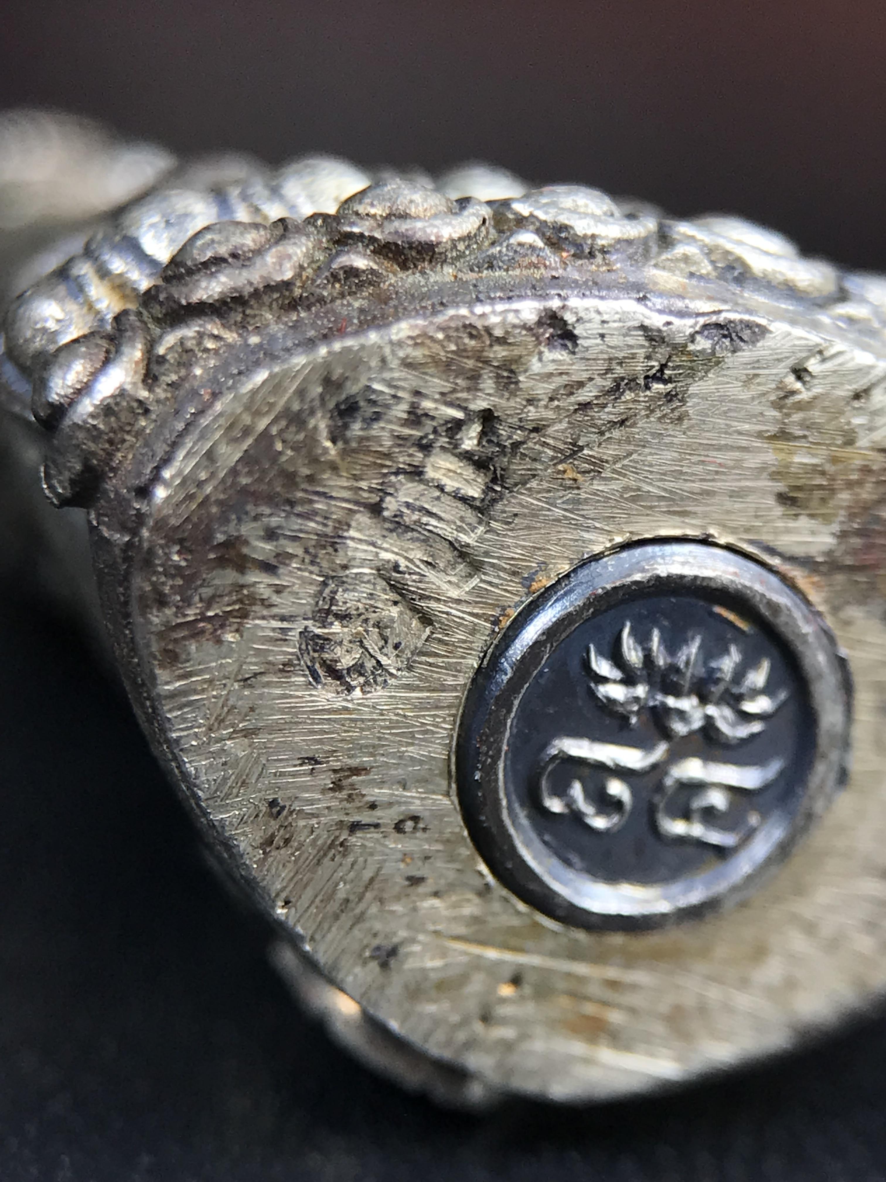 พระกริ่งฉลองพระชนมายุครบ 7 รอบ 84 พรรษา สมเด็จพระสังฆราช(วาสน์) วัดราชบพิธ พ.ศ.2525 เนื้อเงิน ผิวเดิมขึ้นน้ำทองสภาพสวยมาก ในกล่องชุดพิเศษกรรมการ พร้อมพระชัยวัฒน์ เนื้อนวโลหะ ครบชุดสมบูรณ์(งานแกะแม่พิมพ์โดย นายช่างเกษม มงคลเจริญ)(หายาก)