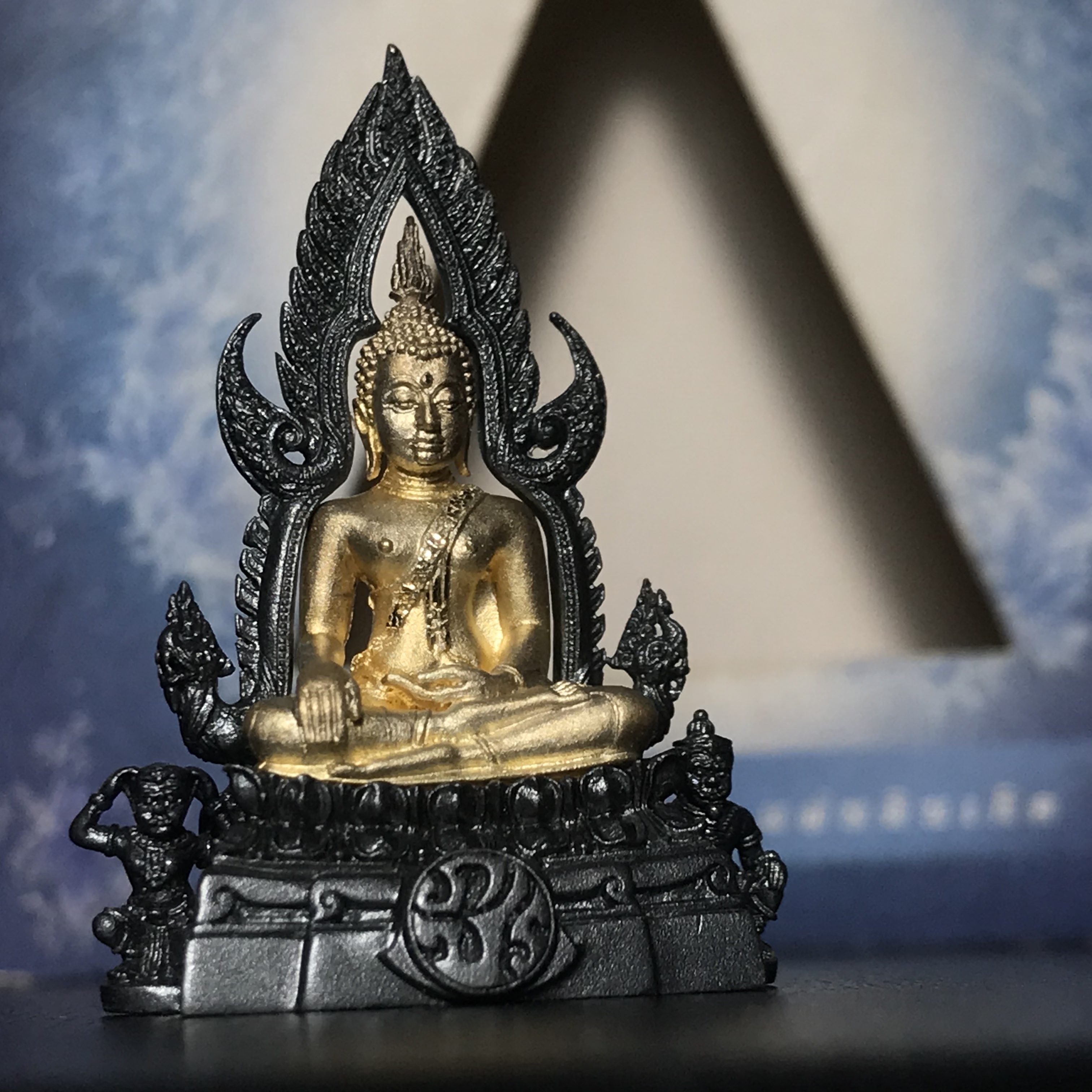 พระพุทธชินราช ภปร. โครงการ เพราะแผ่นดินนี้คือแผ่นดินเกิด เนื้อเงินชุบทองคำซุ้มรมดำ ปี2551 ขนาดหน้าตัก1/2นิ้ว (สวยงามหายาก)1ใน5000องค์