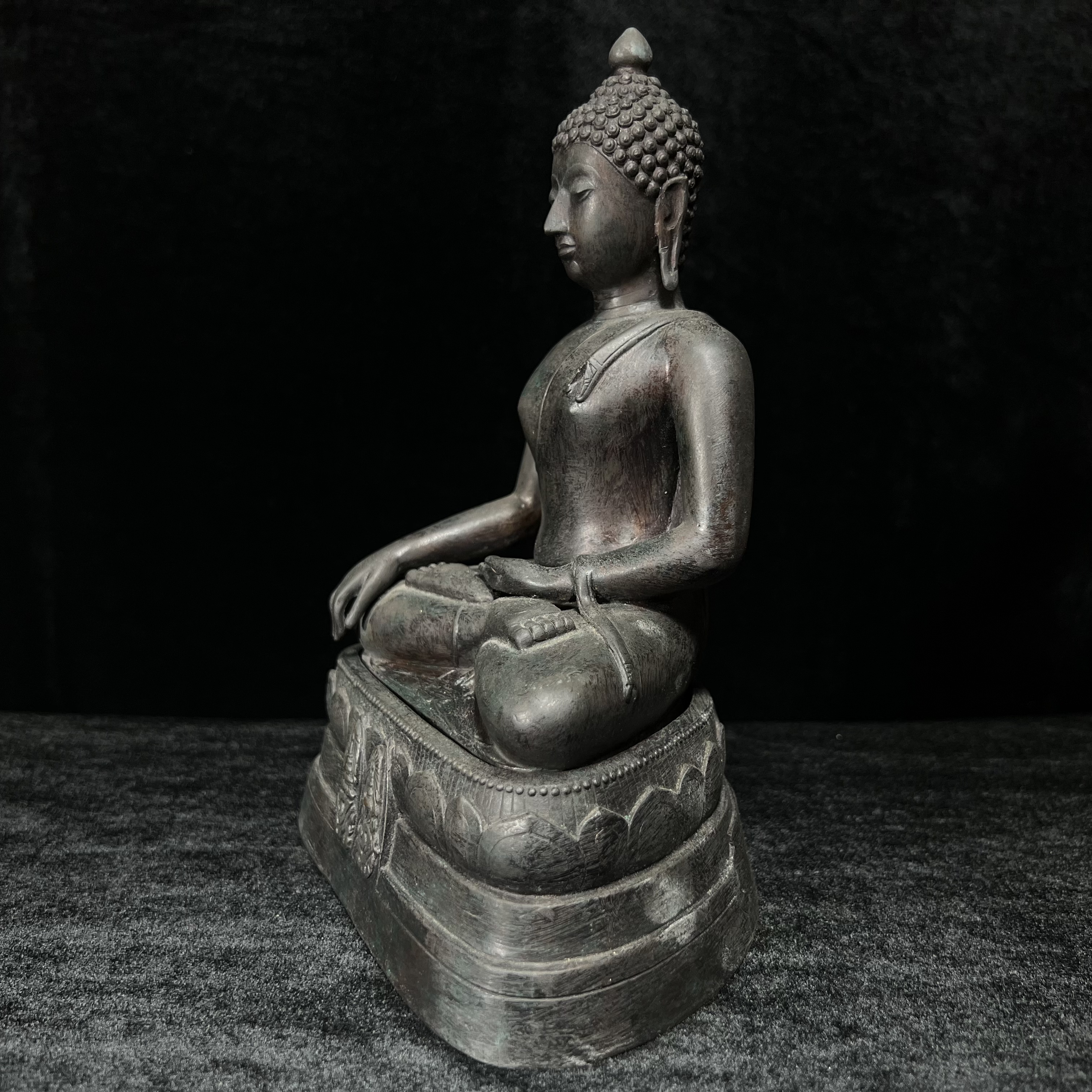 พระพุทธนรสีห์ จปร.+ภปร. ครบรอบ 100 ปี ธนาคารไทยพาณิชย์ ปี 2550 พระบูชาหน้าตัก 5 นิ้ว 2 ถอด(พร้อมตลับพระธาตุ) สมเด็จพระเทพรัตนราชสุดาฯ เสด็จเป็นองค์ประธานในพิธีเททอง(พุทธศิลป์งดงาม)ด้านหน้าฐานประดับด้วยตราสัญลักษณ์พระปรมาภิไธยย่อ