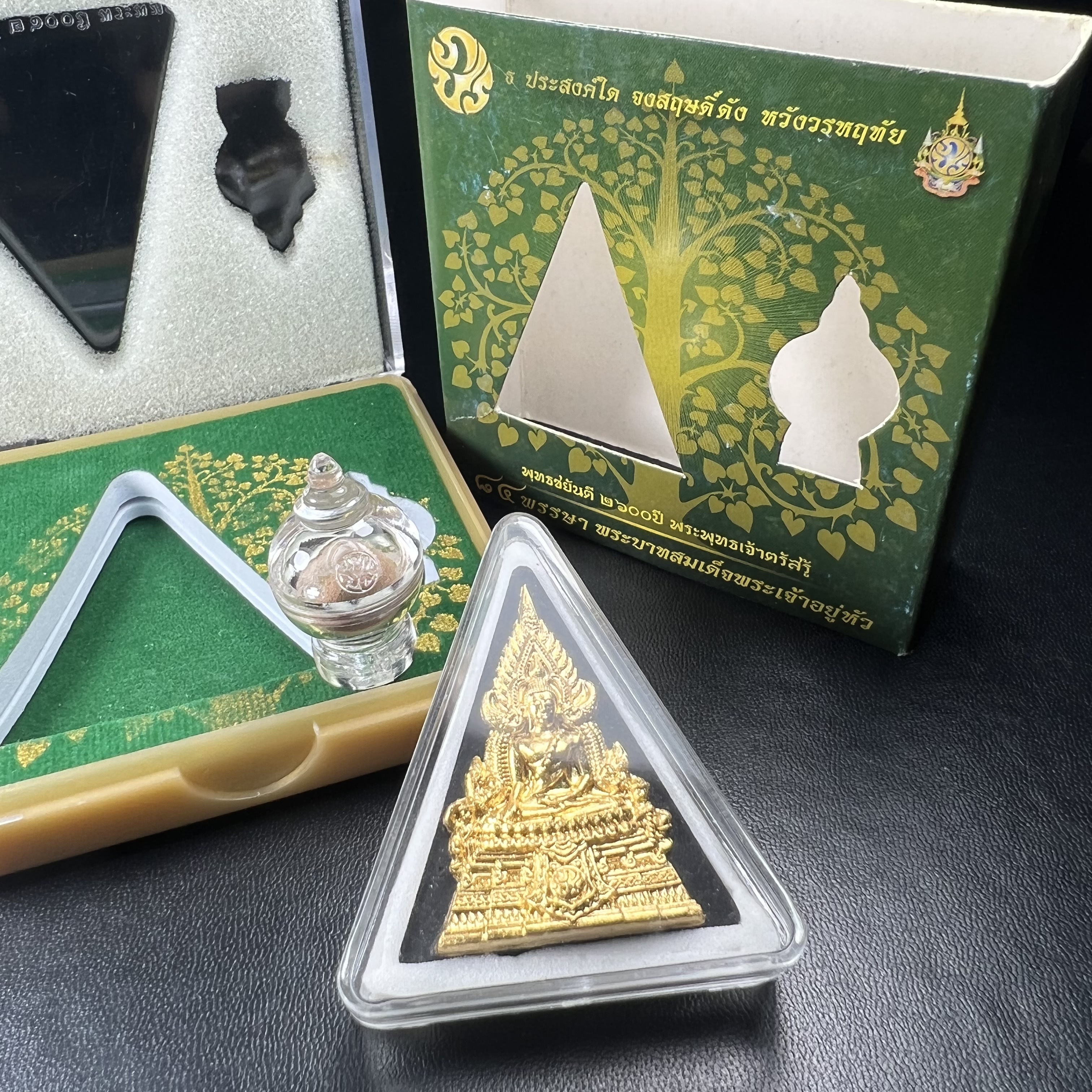 พระพุทธชินราช(จำลอง)ภปร. 84พรรษา เนื้อผงปิดทองด้านหน้า หลัง ภ.ป.ร. เงินชุบทองคำขาว(พระราชทานมวลสาร จิตรลดาและเส้นพระเจ้า ร.9(เส้นผม))