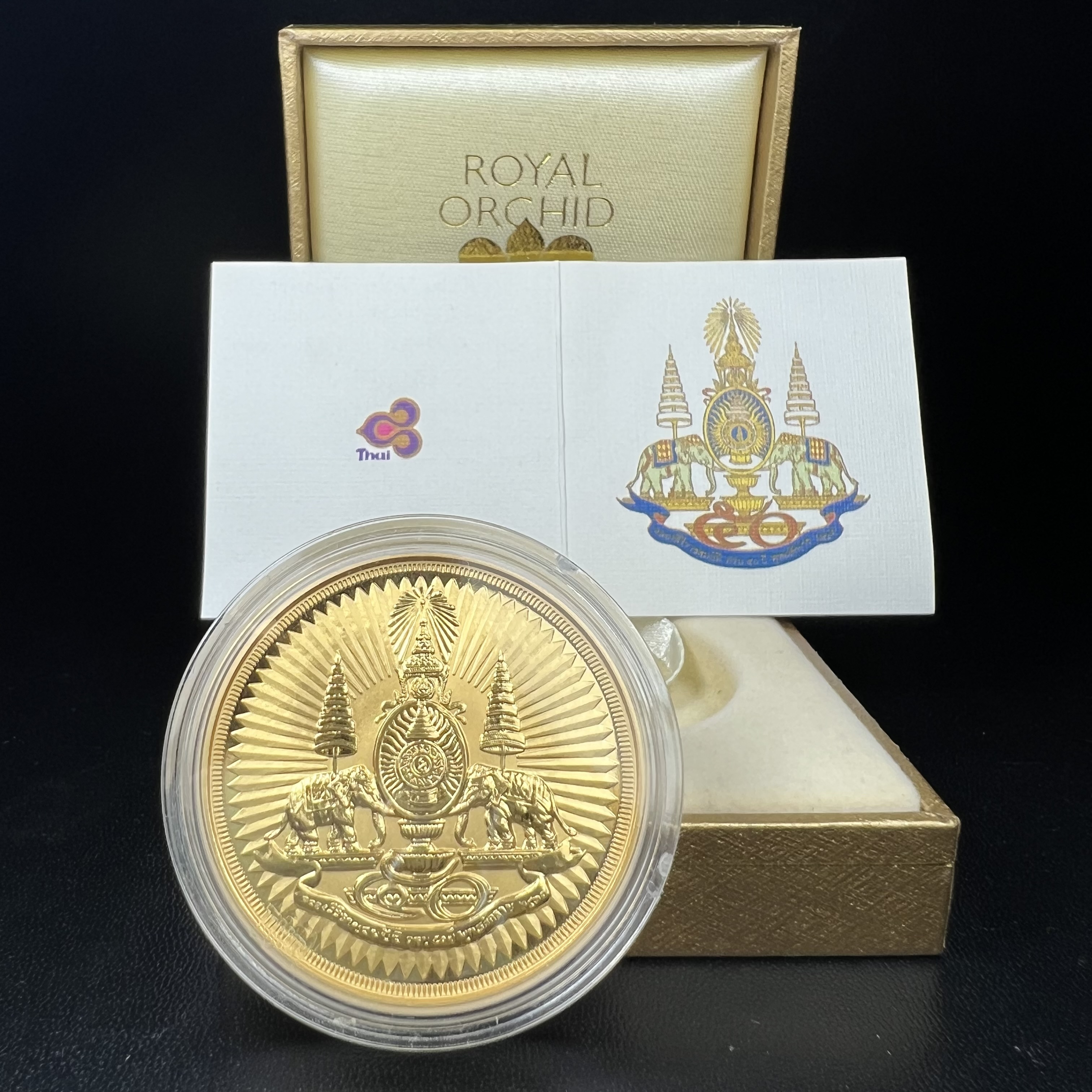 เหรียญตราสัญลักษณ์พระราชพิธีกาญจนาภิเษก สองหน้า เนื้อทองชุบ ขนาด 4 ซม.(เป็นขนาดที่พบเจอน้อยหายากสุดในรุ่น) ที่ระลึกเนื่องในพระราชพิธีฉลองสิริราชสมบัติครบ 50 ปีพ.ศ.2539 จัดสร้างโดยบริษัทการบินไทย (สภาพสวยดุจทองคำพร้อมใบรับรองเดิมกล่องบรรจุครบสมบูรณ์)หายาก