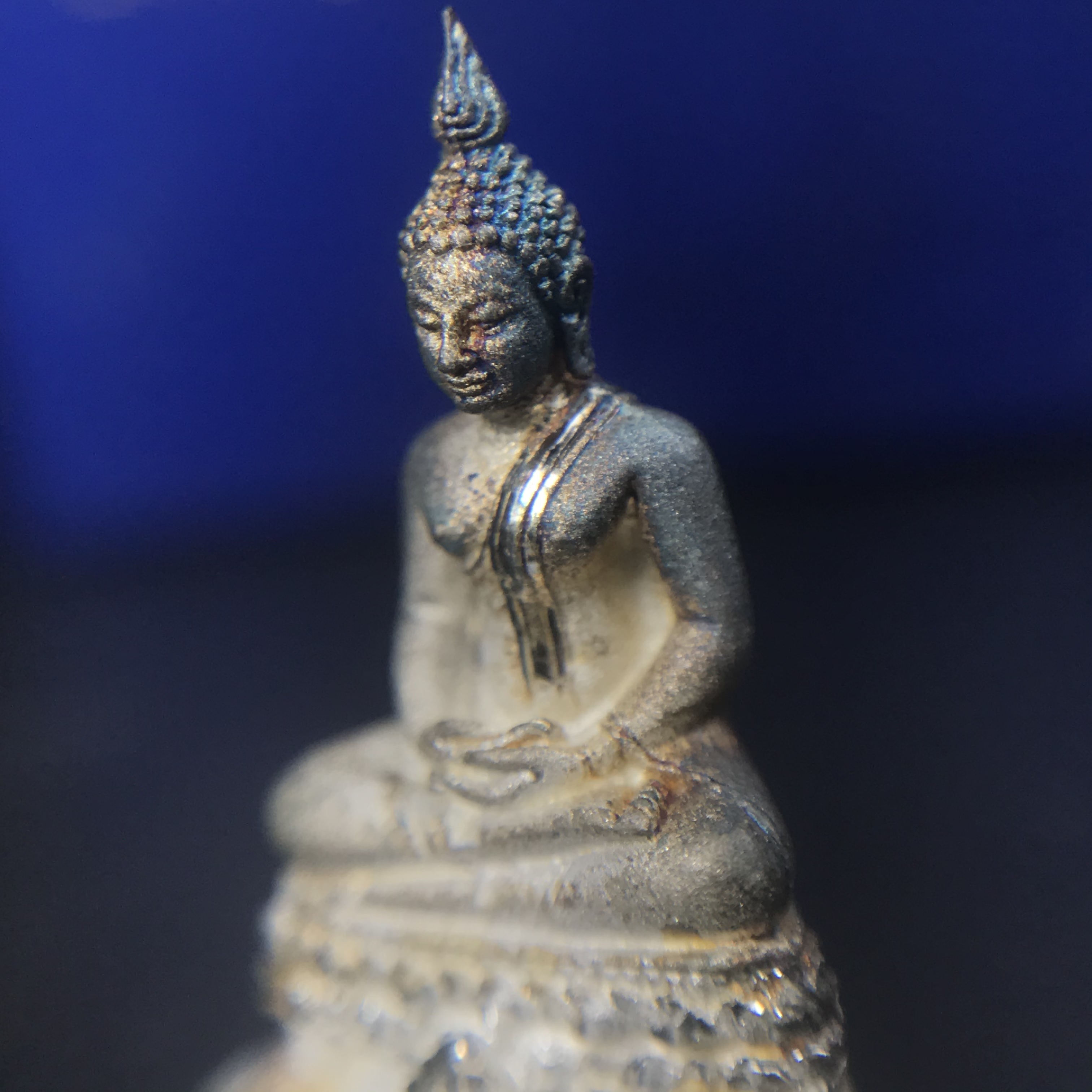 พระชัยวัฒน์พุทธสิหิงค์ ภปร. รุ่นสร้างหอพระธรรมศาสตร์ ปี2542 เนื้อเงิน(ผิวเดิม ขึ้นสีรุ้งธรรมชาติ แบบนิยม) มหาพิธี 3วาระอันยิ่งใหญ่