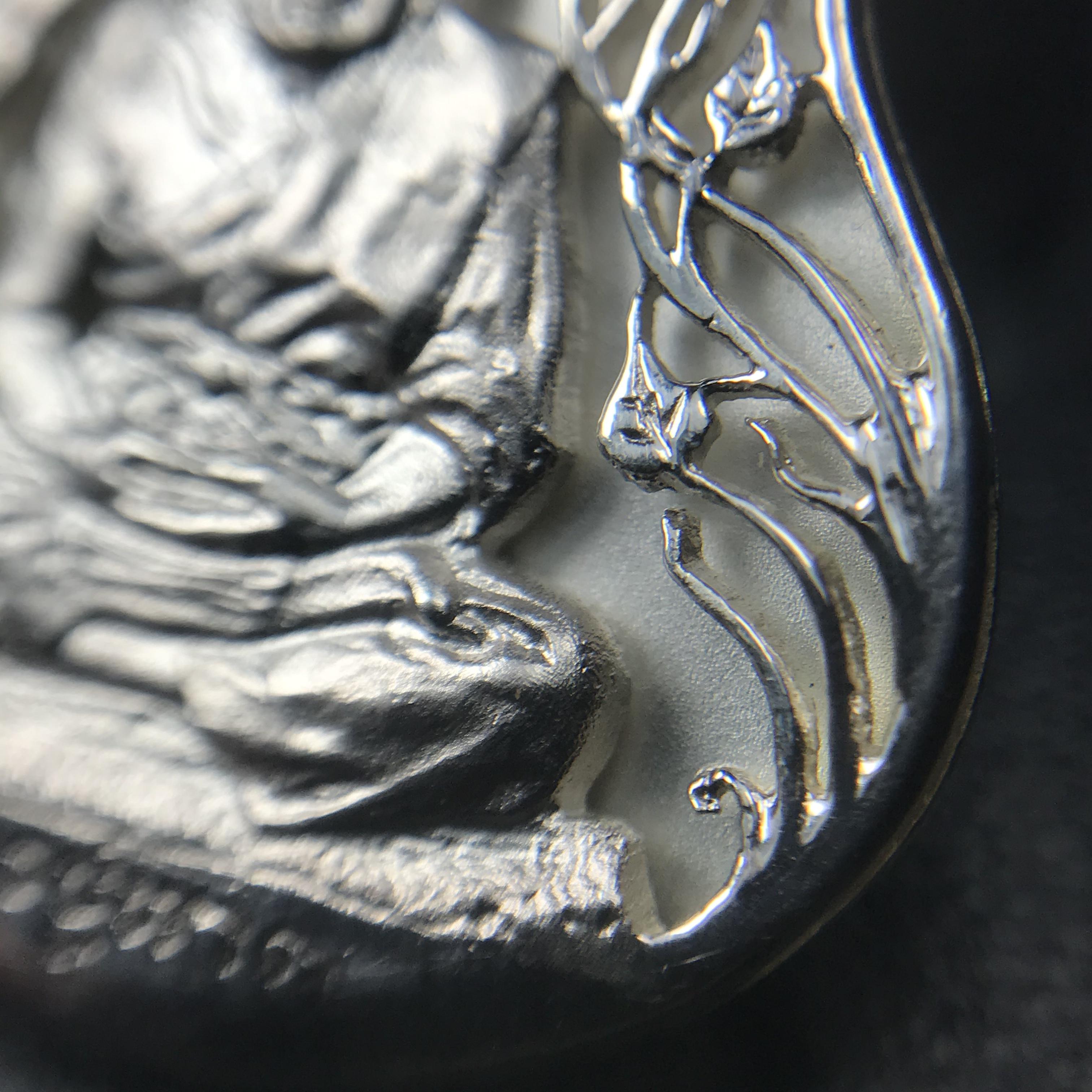 เหรียญหลวงปู่ทวด พระนามาภิไธย สก. แบบงานฉลุโบราณ(HAND MADE) ปี 2544 เนื้อเงิน(1 ใน 2000 เหรียญ)