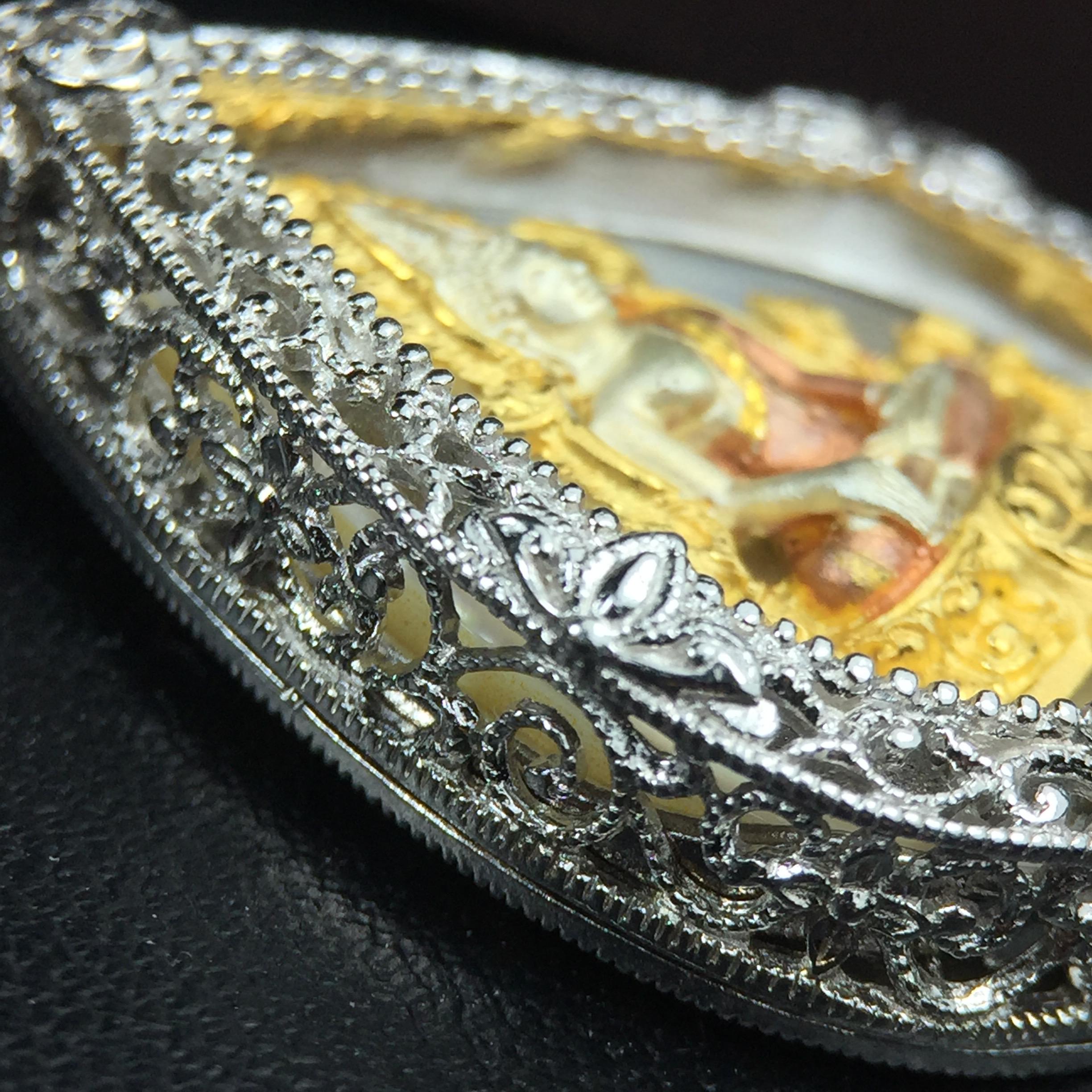 พระพุทธชินราช ภปร. โครงการ "เพราะแผ่นดินนี้ คือ แผ่นดินเกิด" ปี2548(รุ่นแรก) เหรียญทรงหยดน้ำ ขนาด 21 x 31 มม. เนื้อเงินสามกษัตริย์ องค์พระชุบสามกษัตริย์ ล้อมด้วยกรอบเงินชุบทองคำขาวสลักเสลาเป็นลวดลายละเอียดอ่อน ส่วนพื้นองค์พระเป็นเปลือกหอยมุข