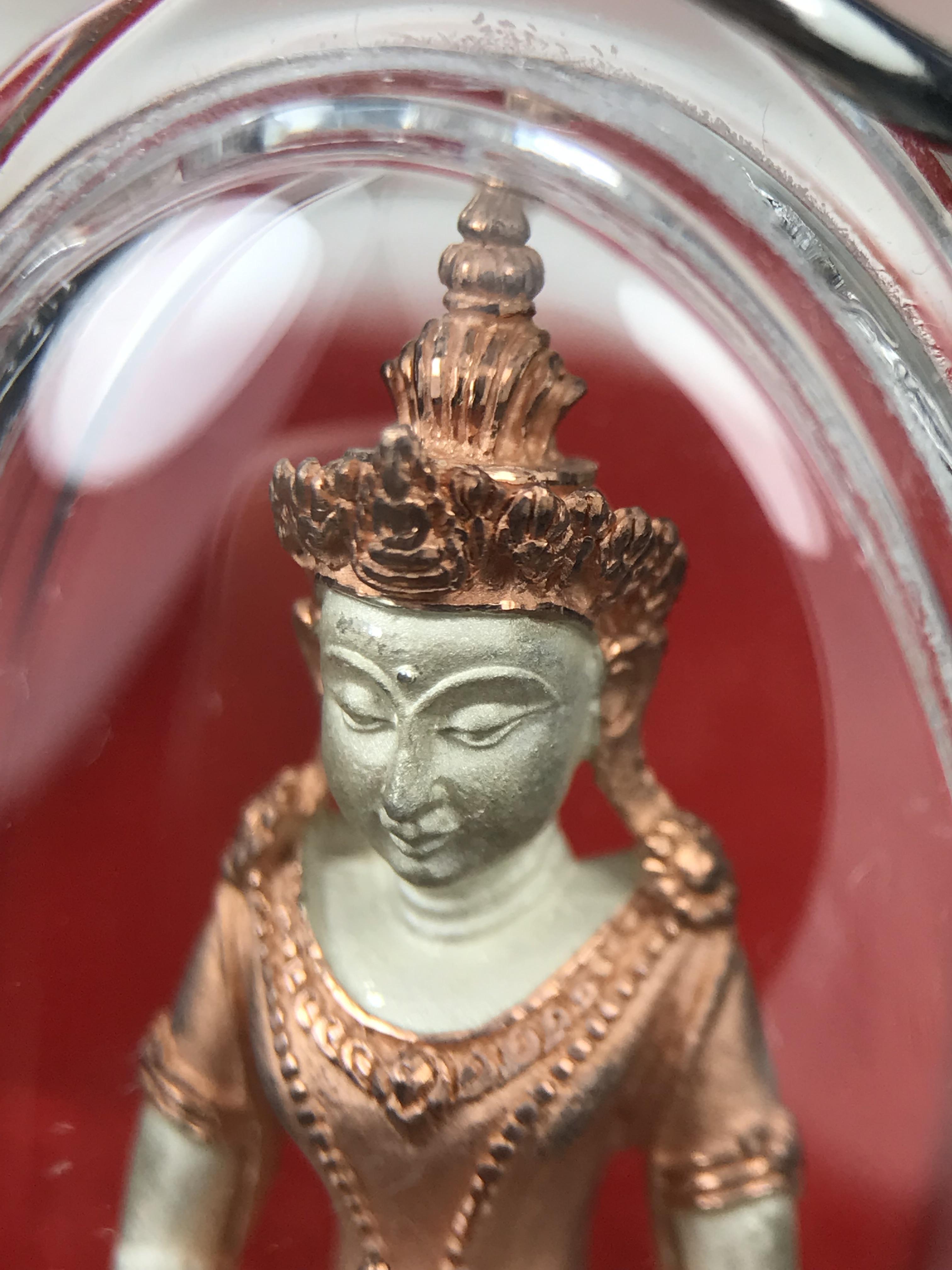 พระกริ่งอวโลกิเตศวร ( เจ้าแม่กวนอิม ) วัดโพธิ์แมนคุณาราม รุ่นอุดมโภคทรัพย์ พ.ศ.2539 เนื้อเงิน 3 กษัตริย์ พ่นทราย(ผิวเดิมสวย เลี่ยมกรอบกันน้ำพร้อมใช้บูชา) (พร้อมกล่องบรรจุการ์ดใบรับรองเดิมครบ) (อีกหนึ่งรุ่นยอดนิยม พุทธศิลป์สวยงดงาม)*ตอกโค๊ตและหมายเลข ๓๘๙๔*