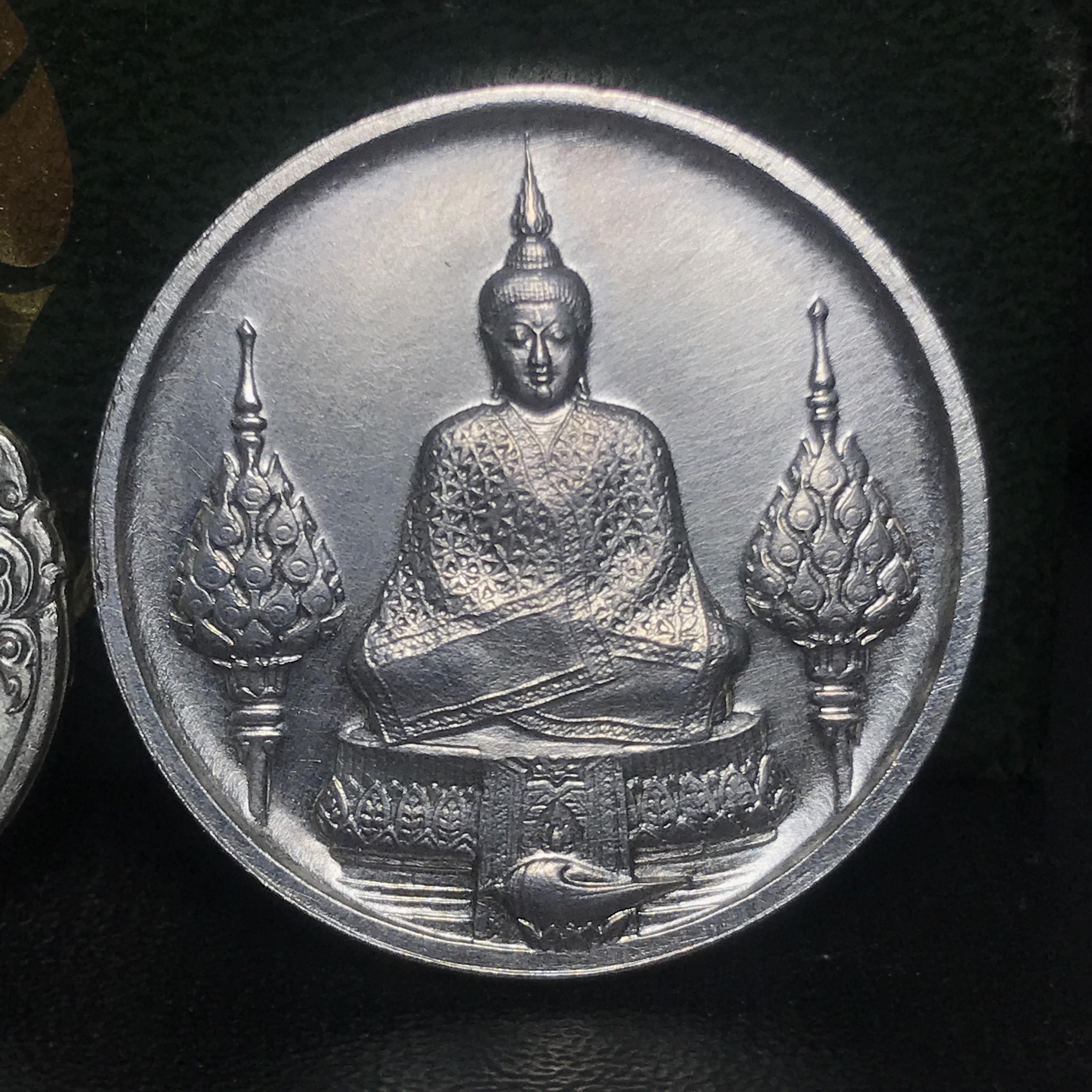 เหรียญพระแก้วมรกตหลัง ภปร ฉลองกรุงรัตนโกสินทร์ครบ 200 ปี พ.ศ.2525 เนื้อเงินกล่องบรรจุเดิมครบ3พิมพ์(บล็อกพระราชศรัธา)(ในหลวงรัชกาลที่9 เสด็จในพิธี)