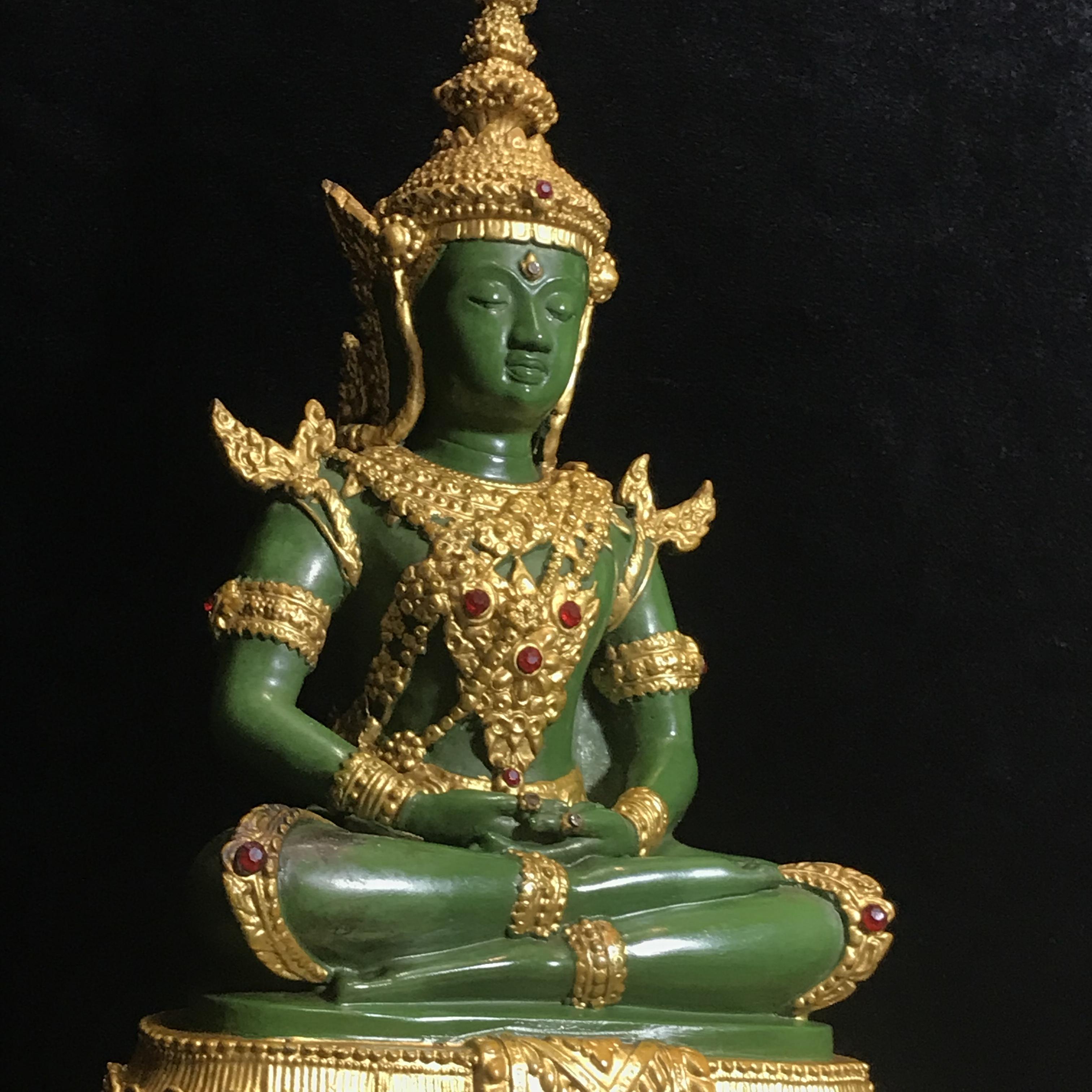 พระพุทธมหามณีรัตนปฏิมากร (จำลอง)พระแก้วมรกต วัดพุทธไทยถาวรวนาราม นครนิวยอร์ก ตรา ภปร. 6รอบ 72พรรษา ในหลวงรัชกาลที่9 ปี2542 ขนาดบูชาหน้าตัก 5นิ้ว หล่อเนื้อโลหะ(ในหลวงรัชกาลที่9 เสด็จเจิมพระสุหร่าย)(1ใน999องค์)