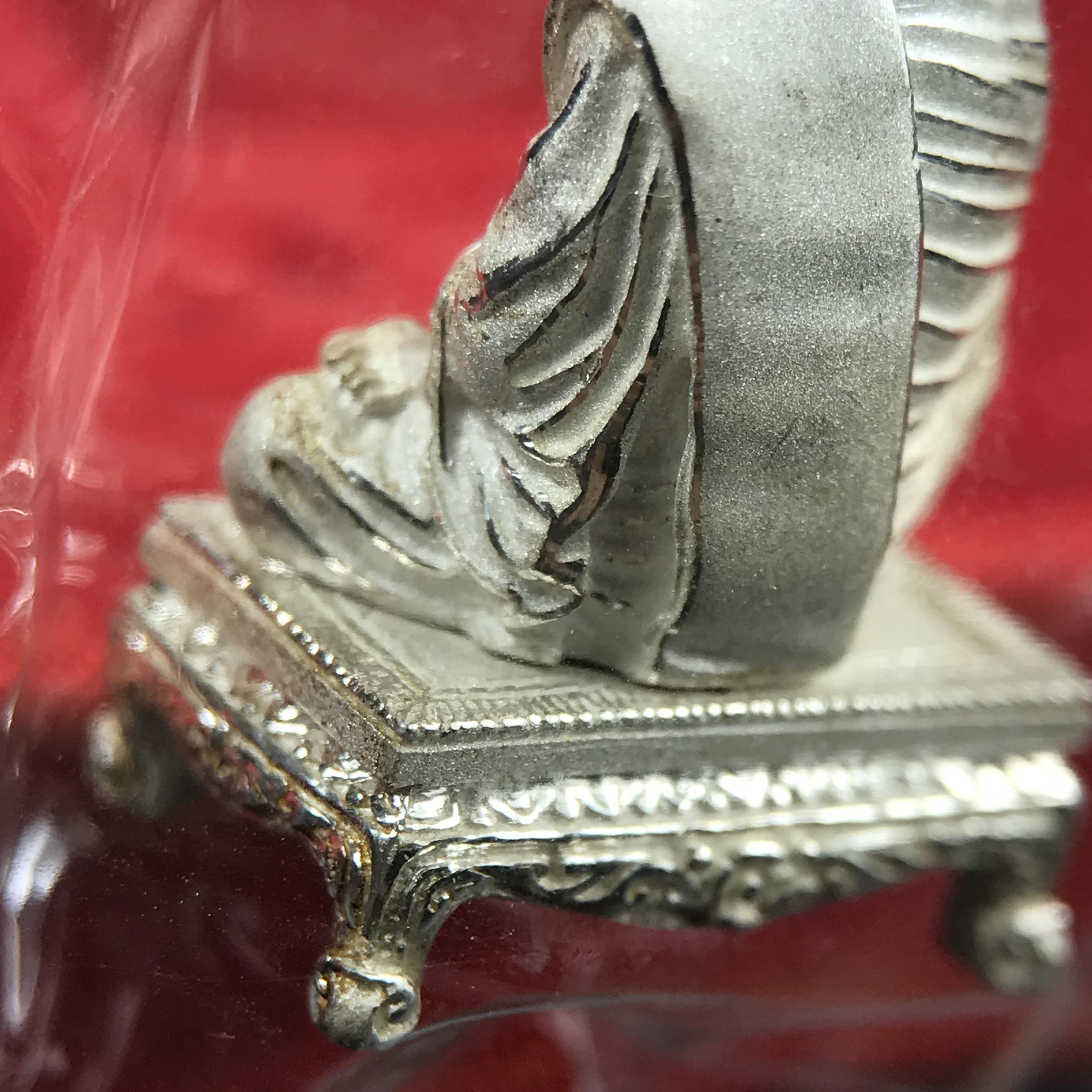 สมเด็จพุฒาจารย์ (โต พรหมรังสี) อนุสรณ์ 128 ปี สมเด็จพระญาณสังวร สมเด็จพระสังฆราช ทรงเมตตาอธิฐานจิต ปี 2543 มหาพุทธาภิเษก 3วาระ รูปเหมือนลอยองค์พิมพ์ใหญ่เนื้อเงิน ขนาด 1.5 x 2.5 ซม. ทรงคุณค่าทั้งด้านความงานด้านพุทธศิลป์ และพุทธคุณ