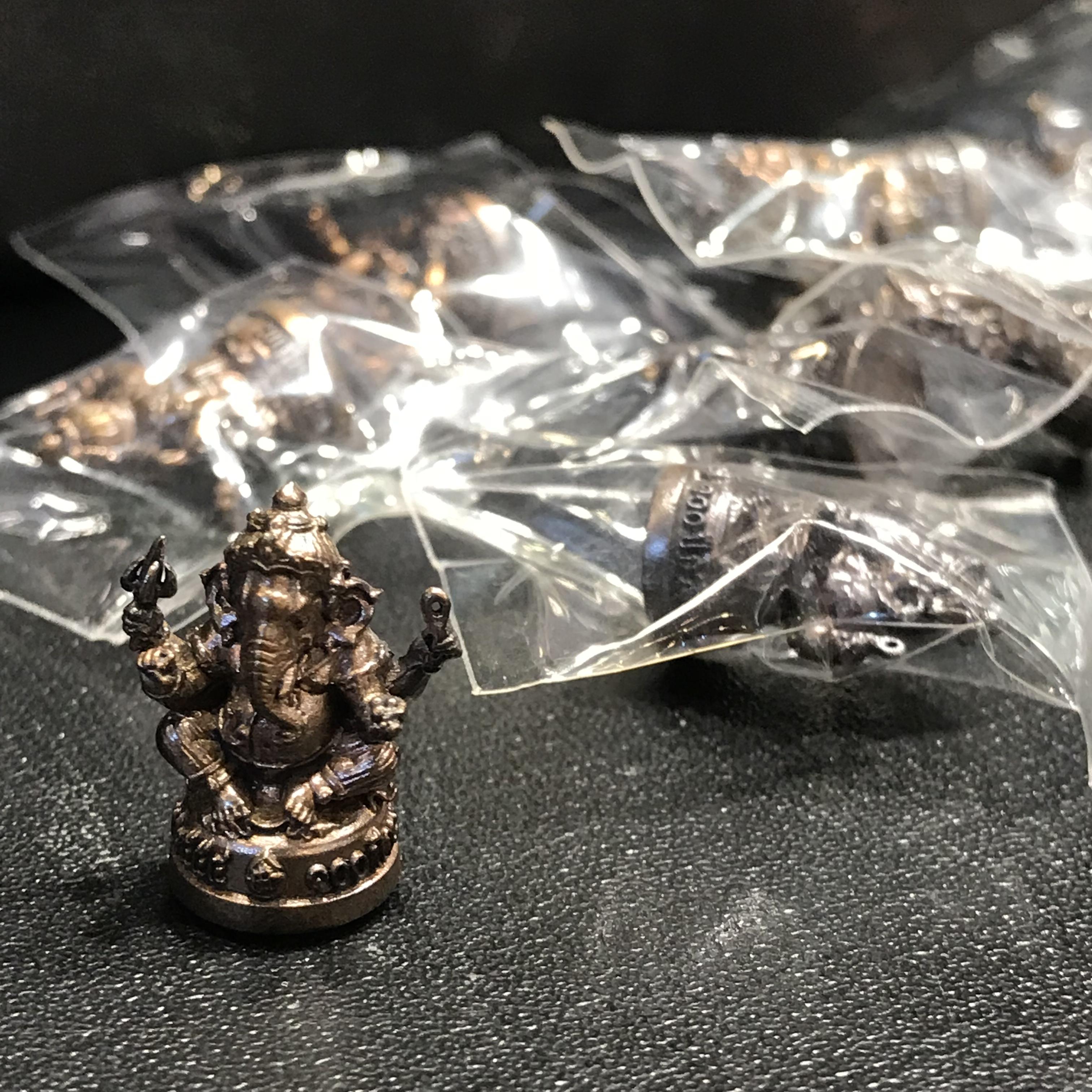 พระพิฆเนศ รุ่นครบรอบ100 ปี กรมศิลปากร ปี2556 พิมพ์ลอยองค์ เนื้อโลหะผสม ปางบรมครู(องค์นั่ง)สูง 1 นิ้ว