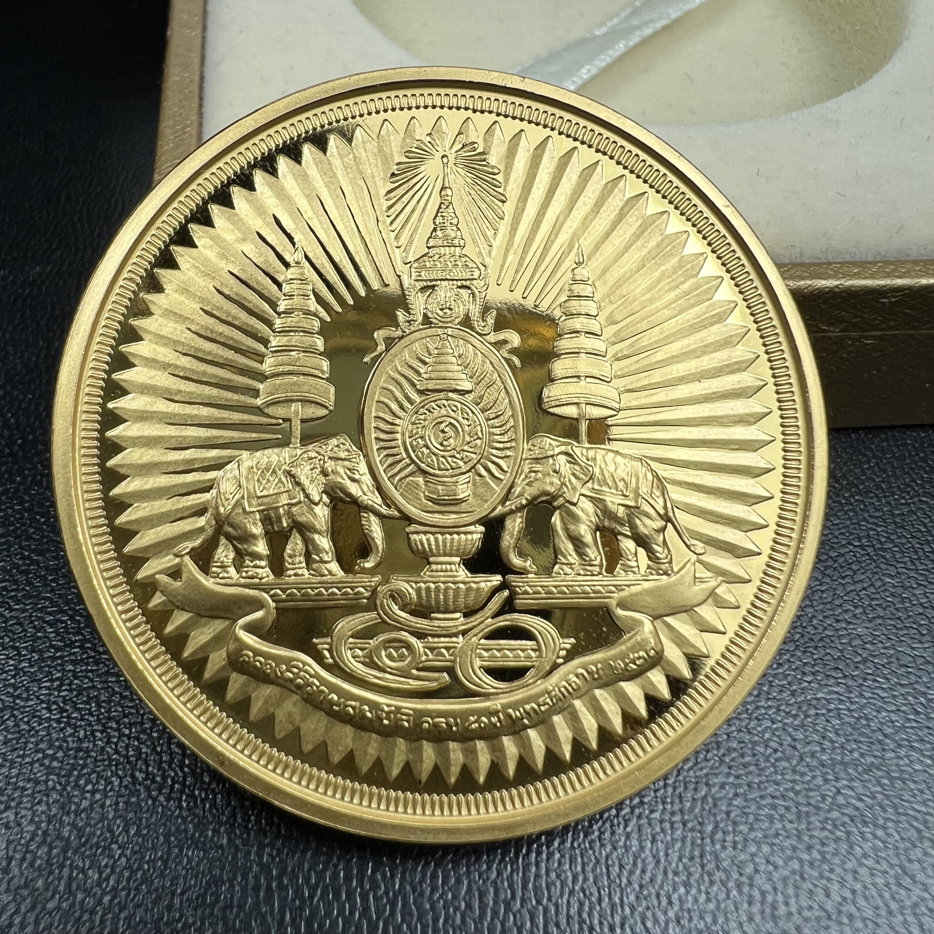 เหรียญตราสัญลักษณ์พระราชพิธีกาญจนาภิเษก สองหน้า เนื้อทองชุบ ขนาด 4 ซม.(เป็นขนาดที่พบเจอน้อยหายากสุดในรุ่น) ที่ระลึกเนื่องในพระราชพิธีฉลองสิริราชสมบัติครบ 50 ปีพ.ศ.2539 จัดสร้างโดยบริษัทการบินไทย (สภาพสวยดุจทองคำพร้อมใบรับรองเดิมกล่องบรรจุครบสมบูรณ์)หายาก