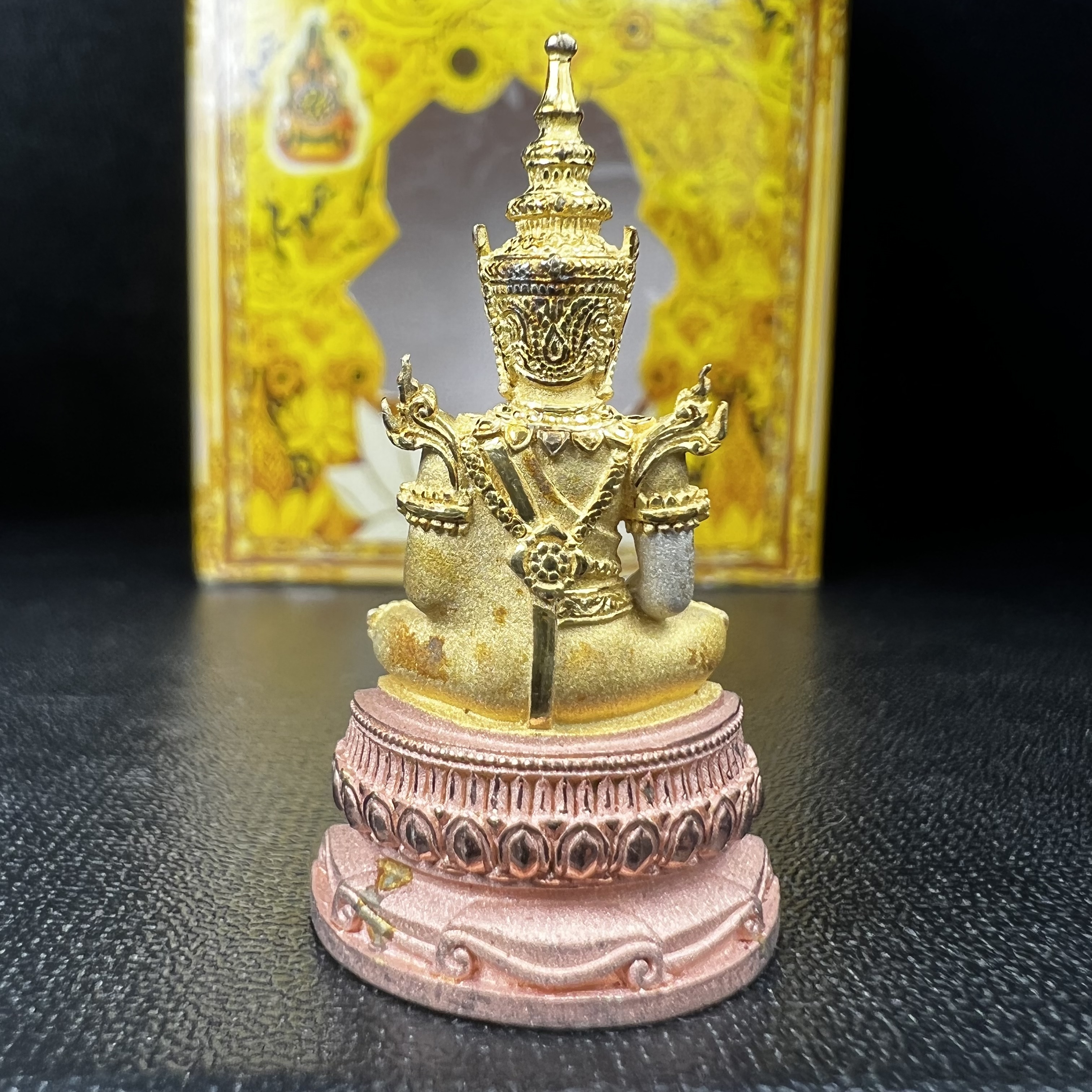 พระแก้วมรกต(จำลอง)ลอยองค์ ขนาดหน้าตัก 1/2 นิ้ว ทรงเครื่องฤดูร้อน เนื้อเงินสามกษัตริย์ ตราสัญลักษณ์ฉลองสิริราชสมบัติ ครบ 60 ปี พ.ศ.2549(สภาพสวย ครบ สมบูรณ์)