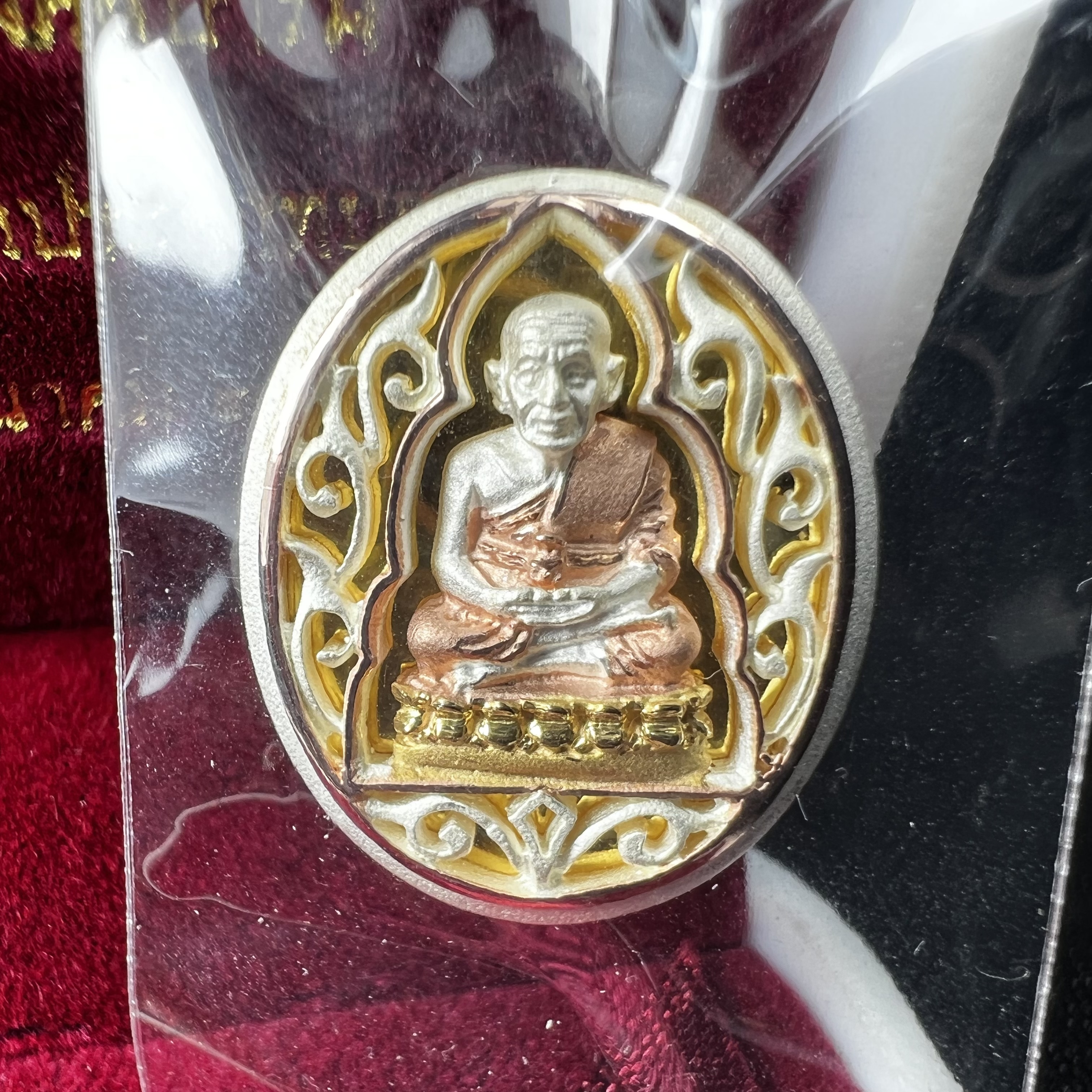 เหรียญหลวงพ่อทวด รุ่นมงคลบารมี วัดประสาทบุญญาวาส ปี 2545 เนื้อเงินสามกษัตริย์ พิมพ์ทรงรูปไข่เล็ก(ขนาด 2.0*1.8 ซม.)ฉลุลายฉากพี้นหลังสีทองสวยงาม ตอกโค๊ตมีหมายเลข พร้อมกล่องบรรจุเดิม