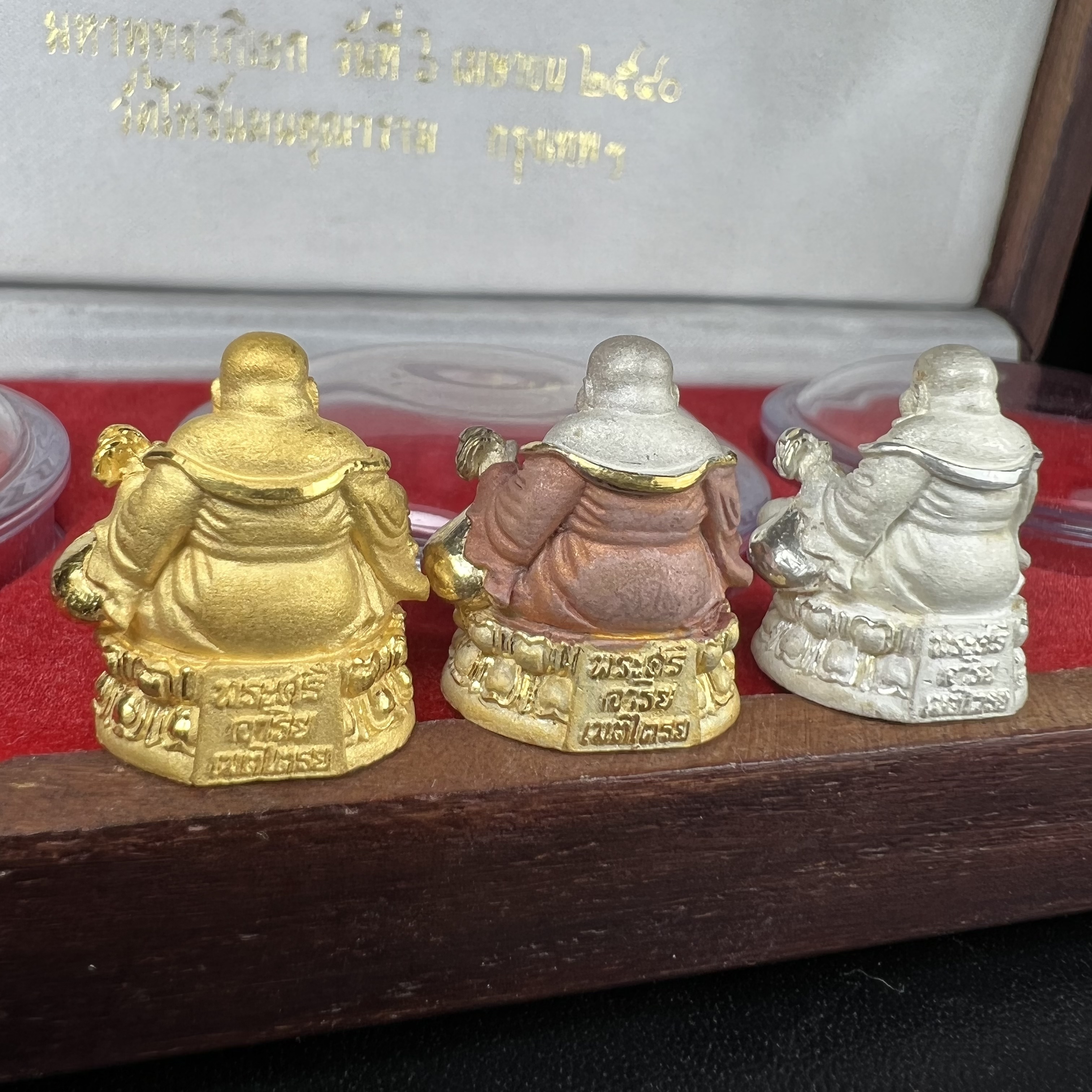 รูปหล่อลอยองค์ พระศรีอริยะเมตตรัยโพธิสัตว์(พระสังกัจจายน์)ชุดทองคำ(เนื้อทองคำ(15.44 กรัม)+เนื้อเงินสามกษัตริย์+เนื้อเงิน) โครงการสร้าง พระศรีอริยะเมตตรัยมหาโพธิสัตว์ น้อมถวายพระบาทสมเด็จพระเจ้าอยู่หัว ทรงครองศิริราชสมบัติครบ 50 ปี วัดโพธิ์แมนคุณาราม