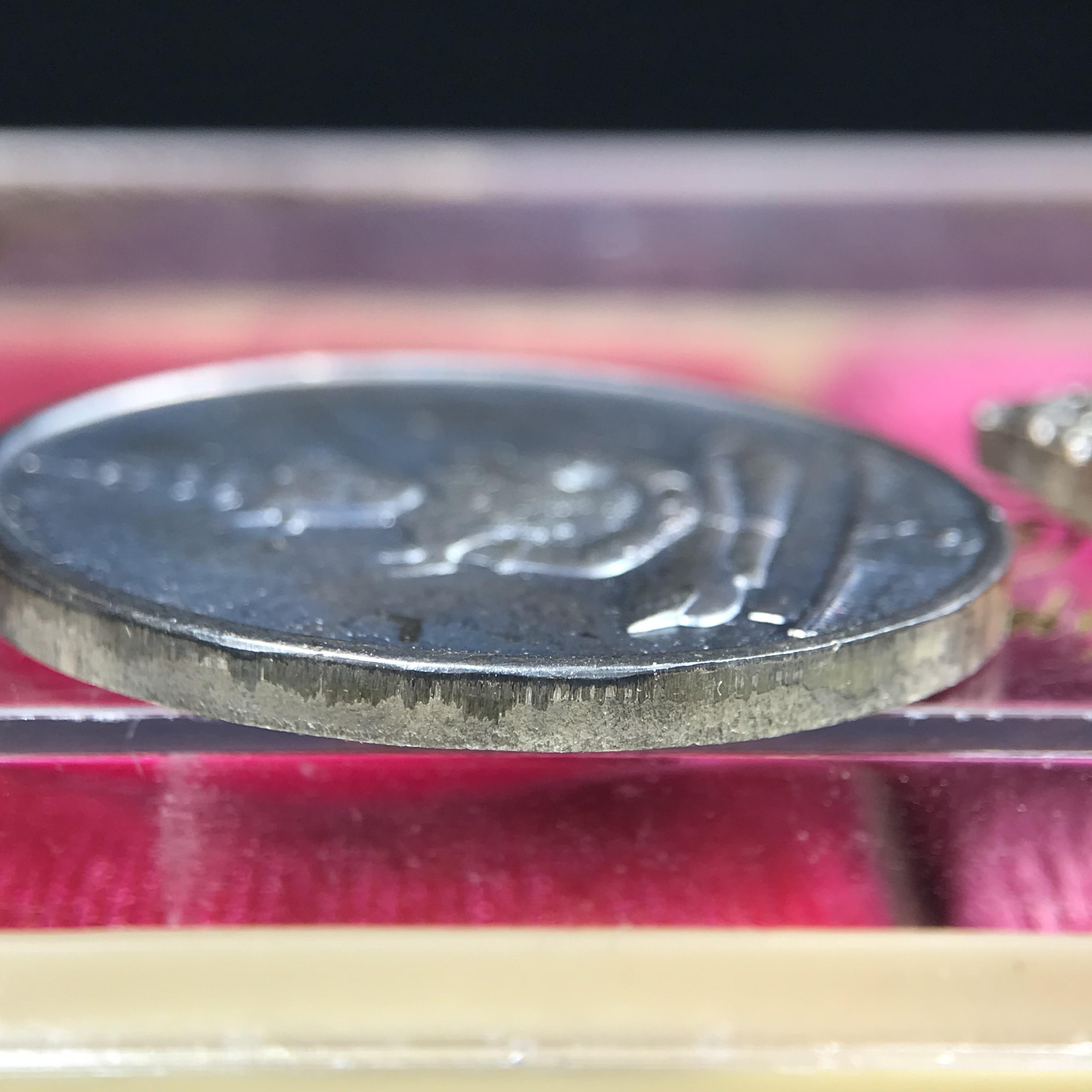 เหรียญพระแก้วมรกตหลัง ภปร. ฉลองกรุงรัตนโกสินทร์ครบ 200 ปี พ.ศ.2525 เนื้อเงิน(ผิวเดิมสวย)กล่องบรรจุเดิมครบ 3พิมพ์ ร้อน ฝน หนาว(บล็อกแรกไม่มีพระราชศรัธานิยม)(ในหลวงรัชกาลที่9 เสด็จในพิธี)พระคู่บ้านคู่เมือง...พระดี...พิธีใหญ่(บล็อกแรกครบชุด ผิวเดิม หายาก)