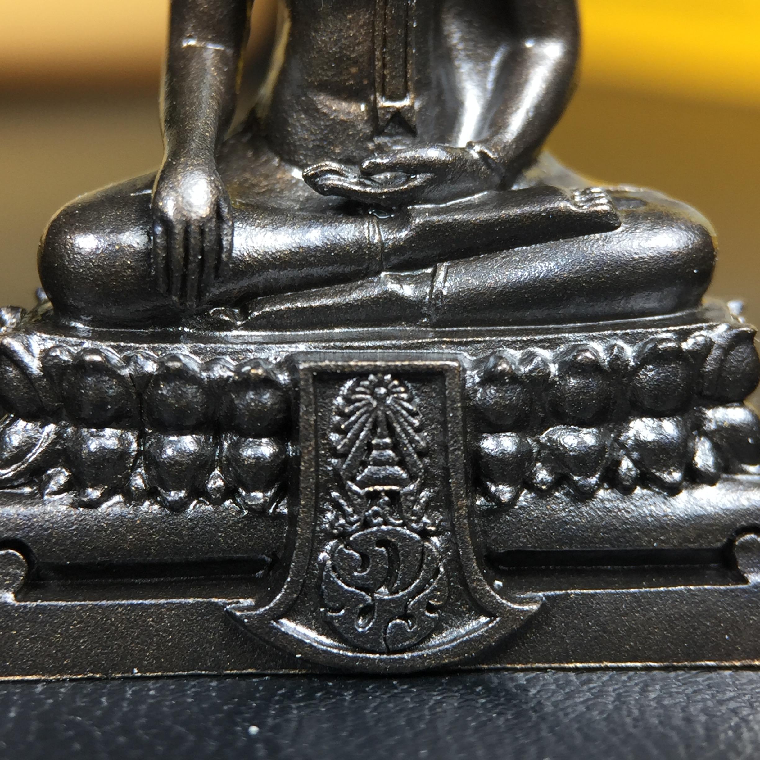 พระพุทธรูปคุ้มเกล้าฯ ภปร.(ใต้ร่มพระบารมี คุ้มเกล้า) 60ปี โรงพยาบาลภูมิพลฯ พ.ศ.2552 เนื้อนวโลหะ รมดำ(พิมพ์ใหญ่ขนาด 35.5*24 มม.)สภาพสวยเดิมพร้อมกล่องบรรจุเดิม ตอกโค๊ดหมายเลขกำกับ