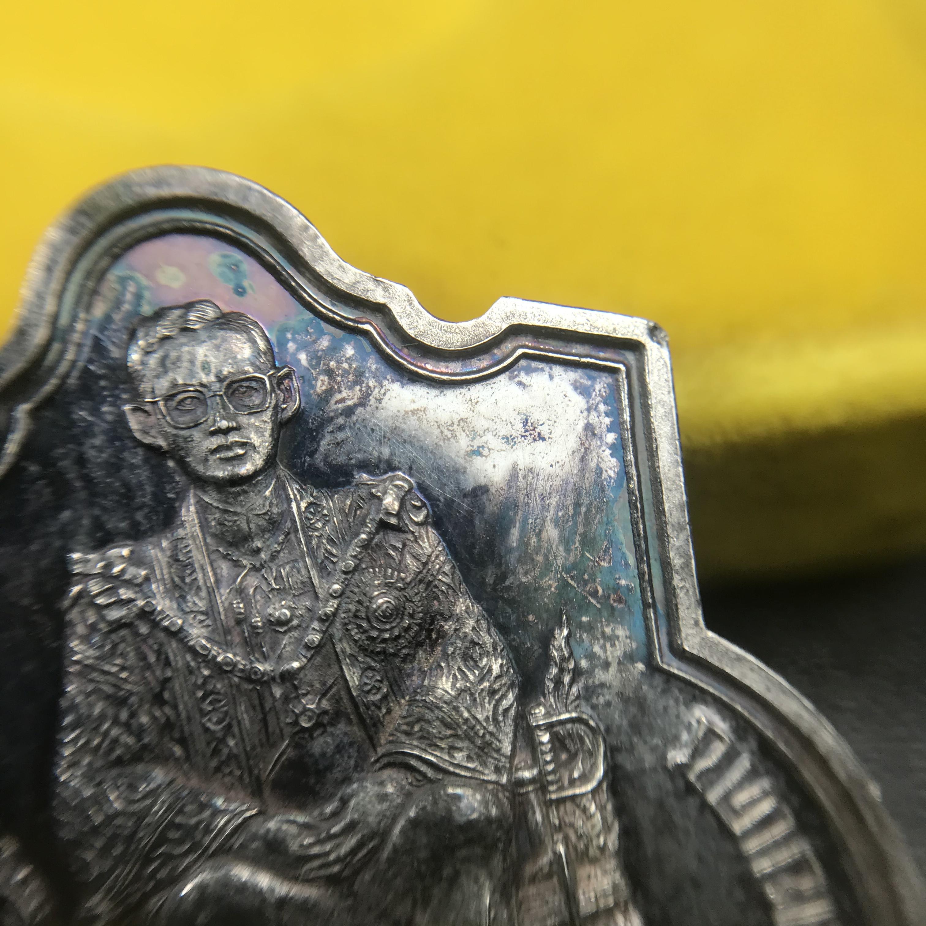 เหรียญพระบาทสมเด็จพระเจ้าอยู่หัว รัชกาลที่9ประทับนั่งบัลลังก์ กระทรวงมหาดไทยจัดสร้าง ปี2539 เนื้อเงินกล่องบรรจุเดิมสภาพสวย เนื้อเงินผิวเดิมขึ้นสีรุ้งธรรมชาติ แบบนิยม หายาก