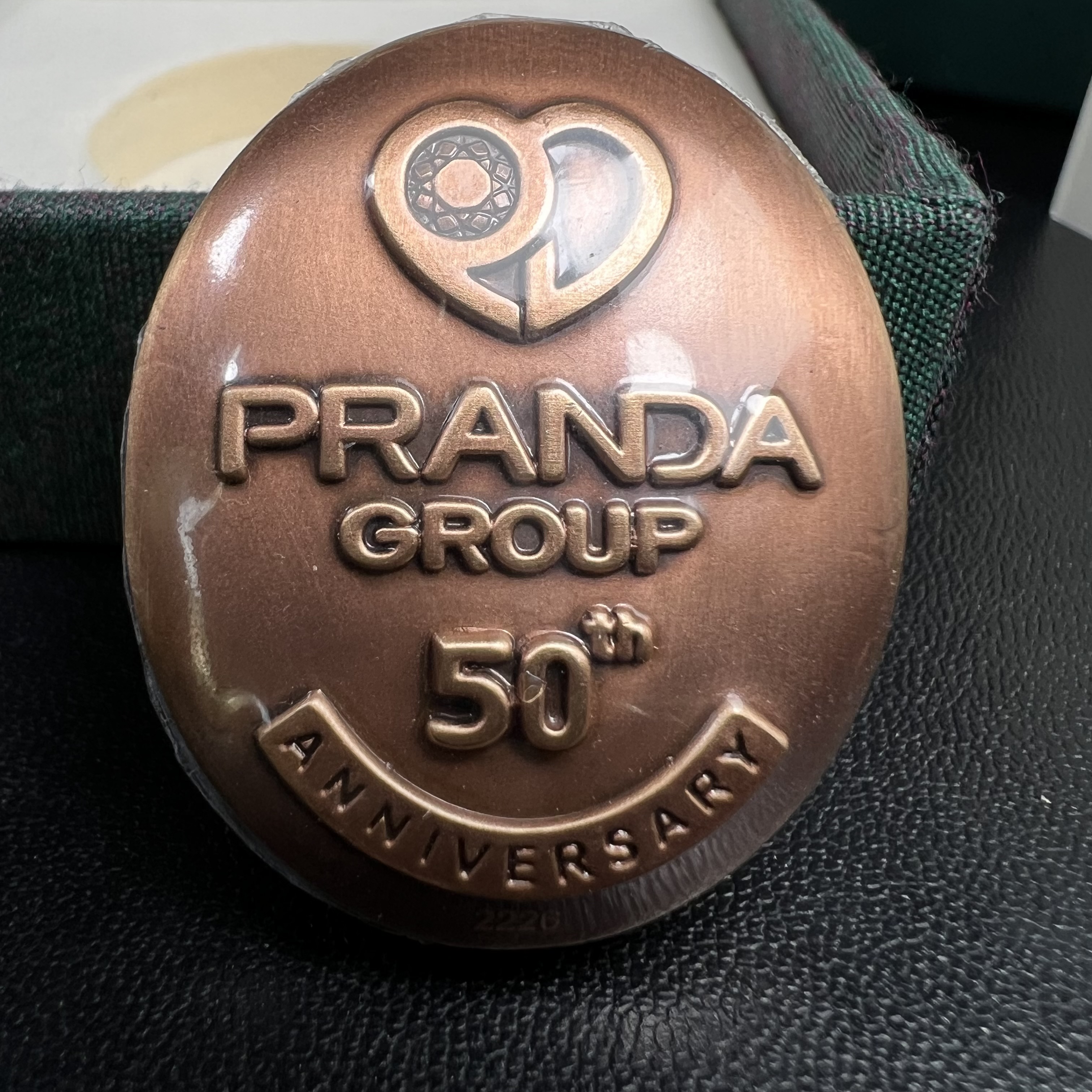 พระพิฆเนศ ประทานศิลป์ ที่ระลึกครบรอบ 50 ปี กลุ่มบ.แพรนด้าจิวเวลรี่ เนื้อบรอน์3กษัตริย์ ออกแบบได้สวยวิจิตรงดงาม ได้อัญเชิญมวลสารอันเป็นมงคลที่ได้ปลุกเสกแล้ว หลอมรวมเป็นเนื้อเดียวกับเหรียญ เพื่อความเป็นศิริมงคล สถิตย์สถาพร สืบไป